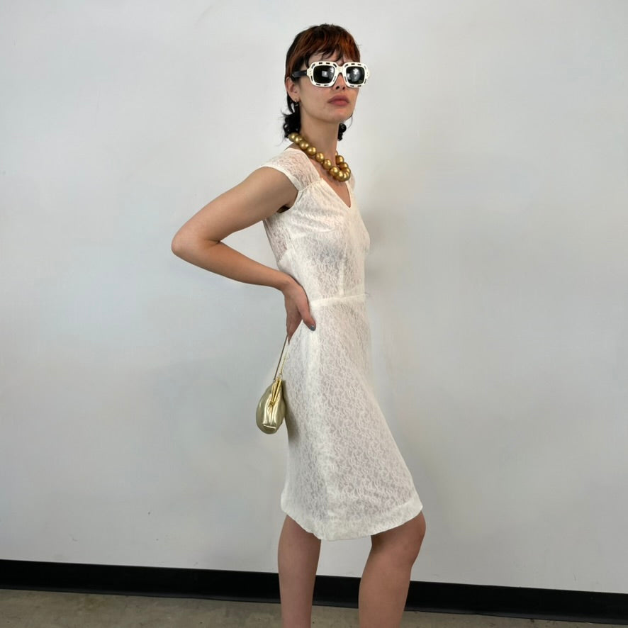 Side view of 1960s Ivory Lace Dress
Size Small
Sold at bohemevintage.com
Montréal