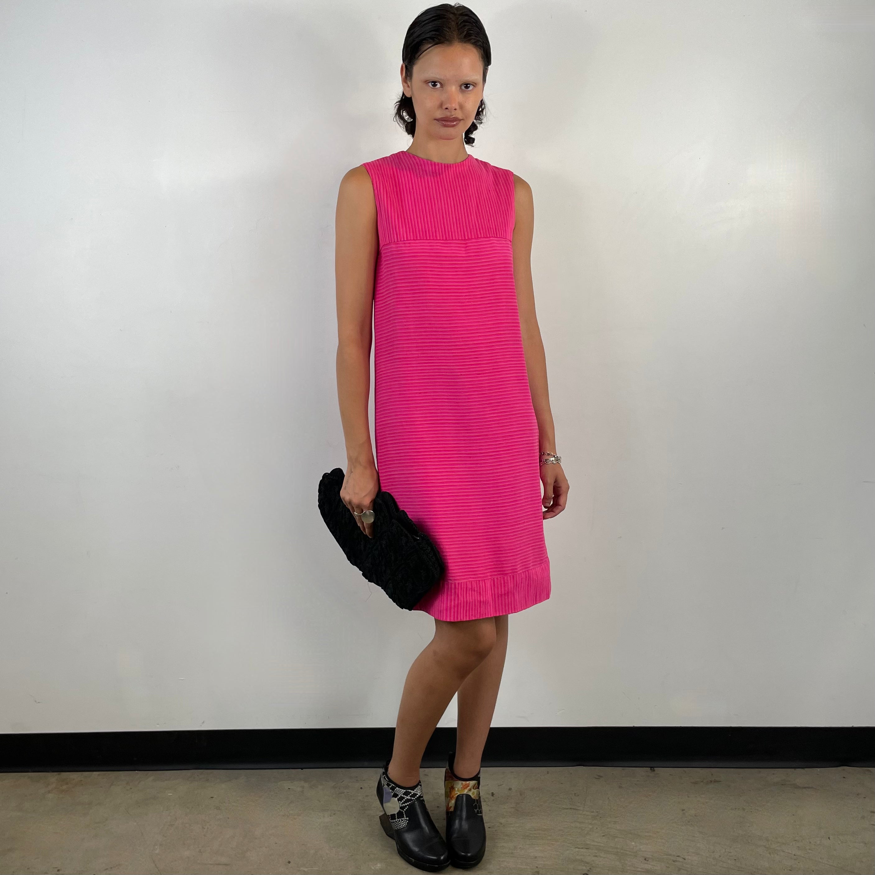 Front view of 1960s Sleeveless Silk Shantung Shift Dress
size Small
sold at bohemevintage.com
Montréal