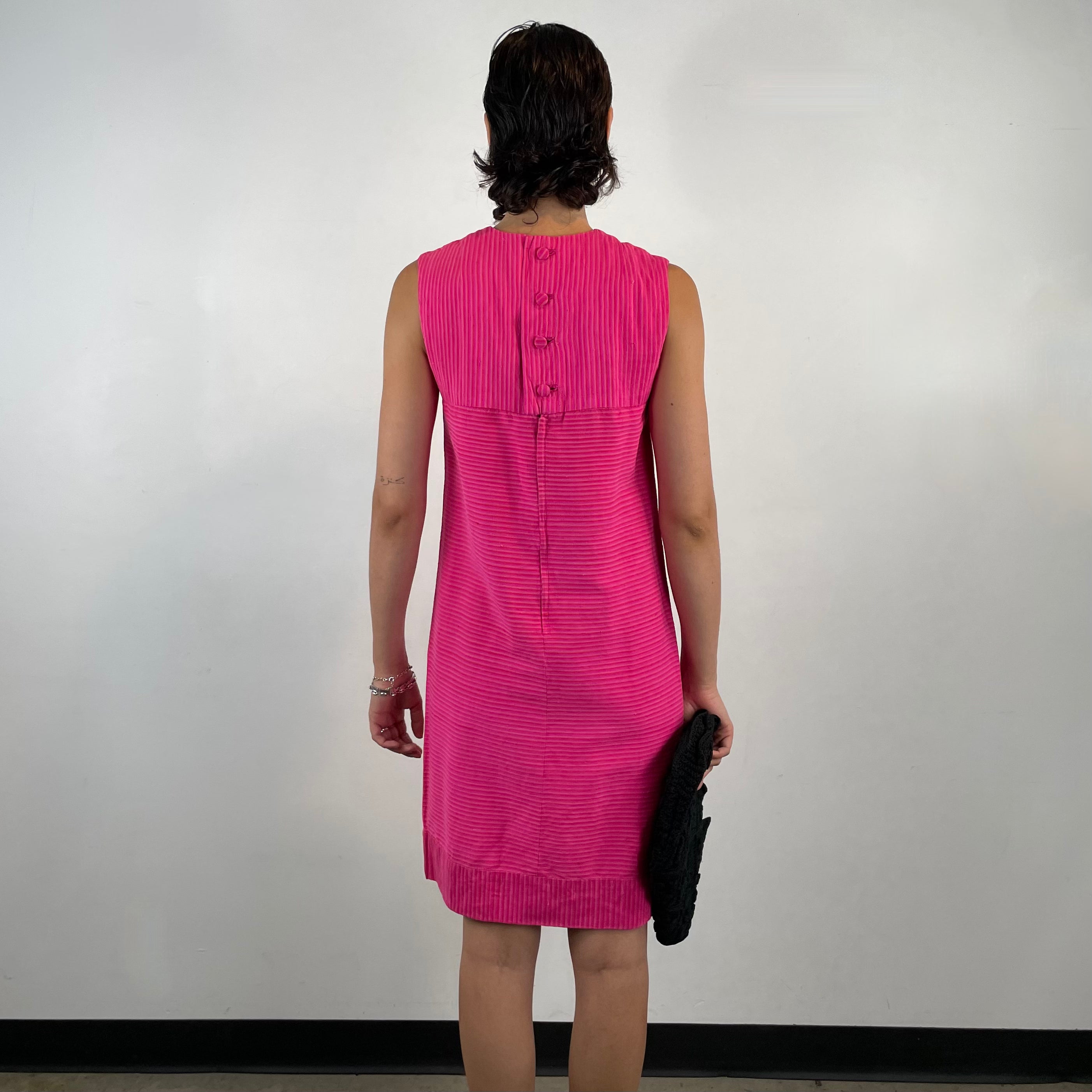 Back view of 1960s Sleeveless Silk Shantung Shift Dress
size Small
sold at bohemevintage.com
Montréal