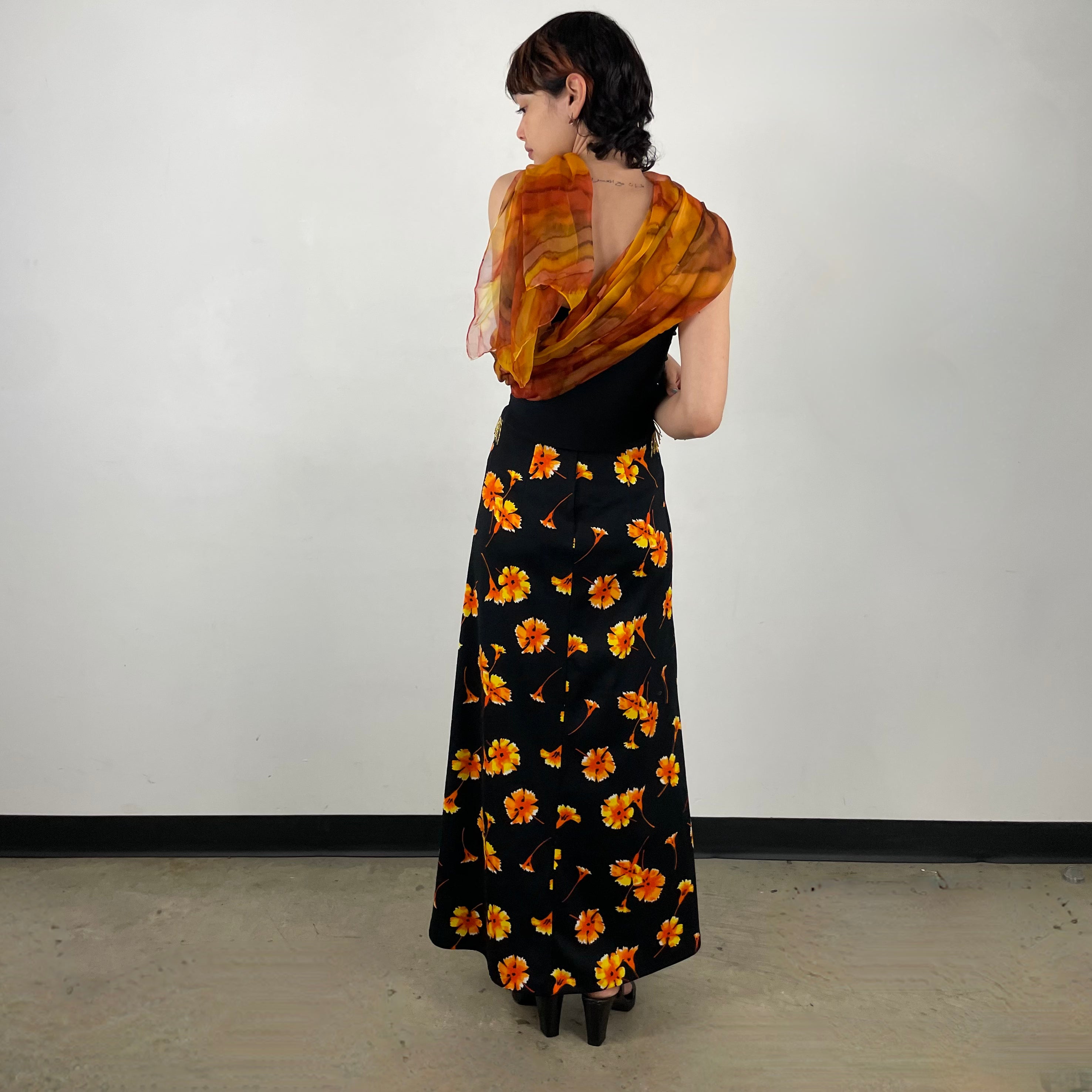 Back view of 1970s Black Floral Printed Maxi Skirt
Size Extra Small/Small
Sold at bohemevintage.com
Montréal