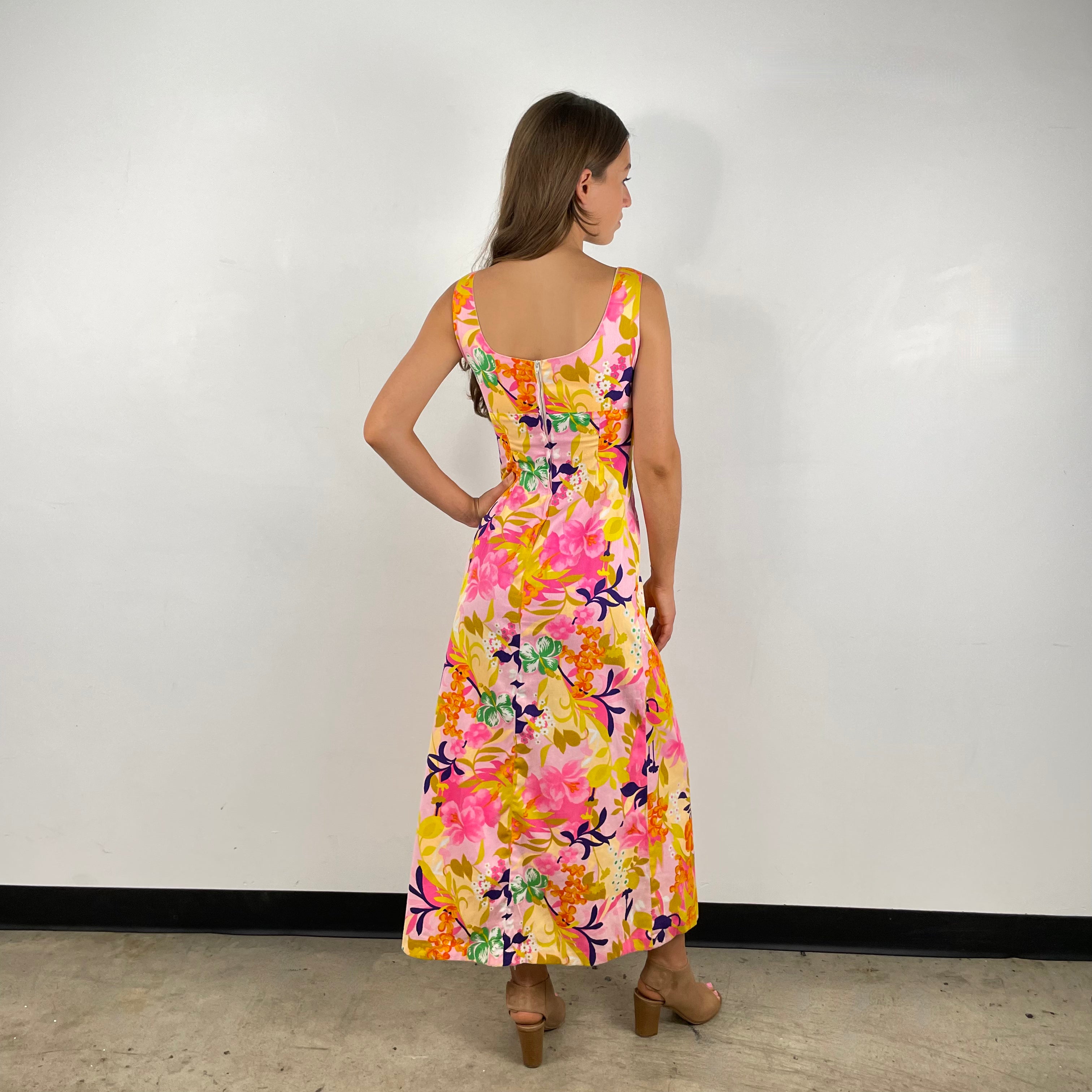 Back view of 1970s Hawaiian Bold Floral Print Maxi Dress
Size Small
Sold at bohemevintage.com
Montréal