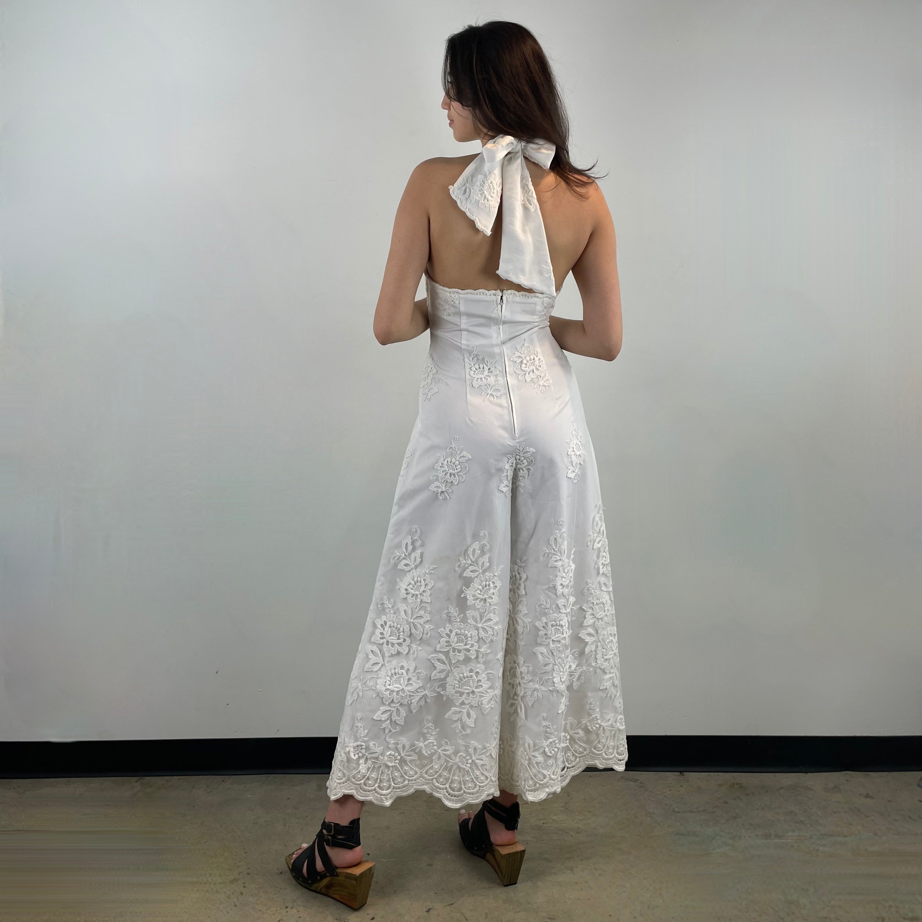 Back view of 1970s White Embroidered Wide-Leg Jumpsuit
Size Small/Medium
Sold at bohemevintage.com
Montréal