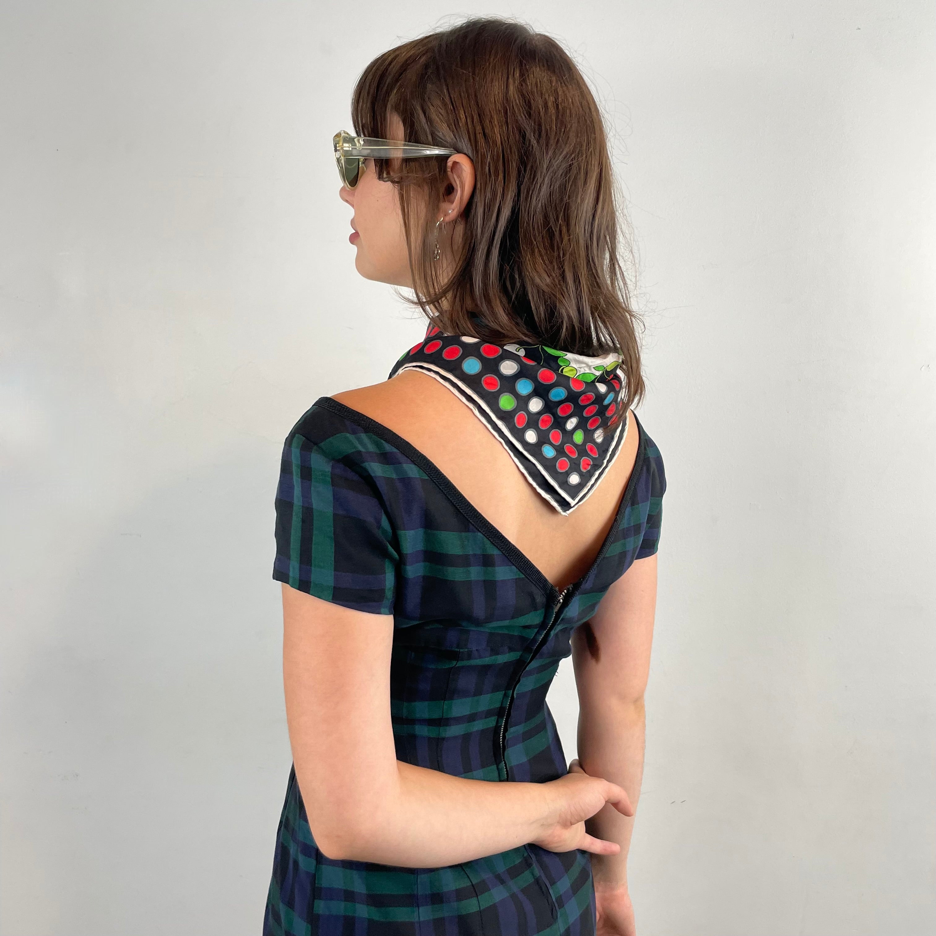 Close up back view of 1950s/1960s Short Sleeve Fitted Plaid Dress
Size Small
Sold at bohemevintage.com
Montréal