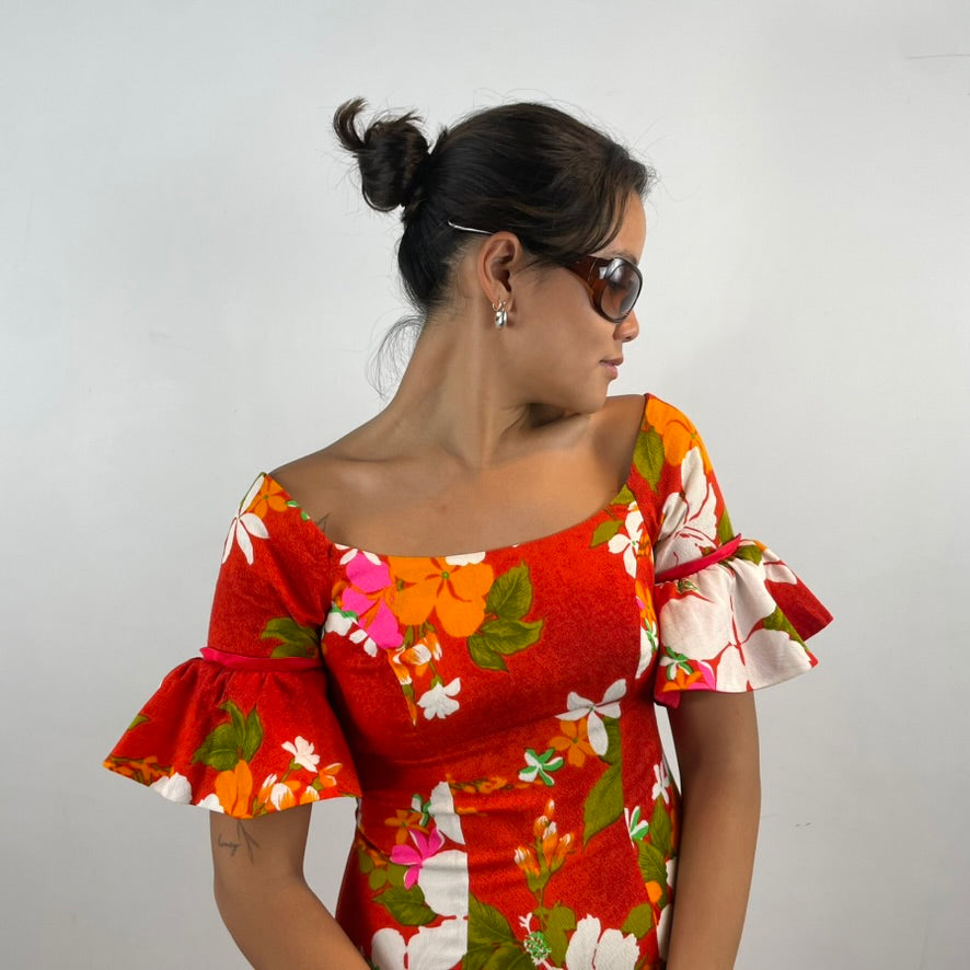 Close up front view of 1970s Hawaiian Short Sleeve Maxi Dress
Size Small/Medium
Sold at bohemevintage.com
Montréal