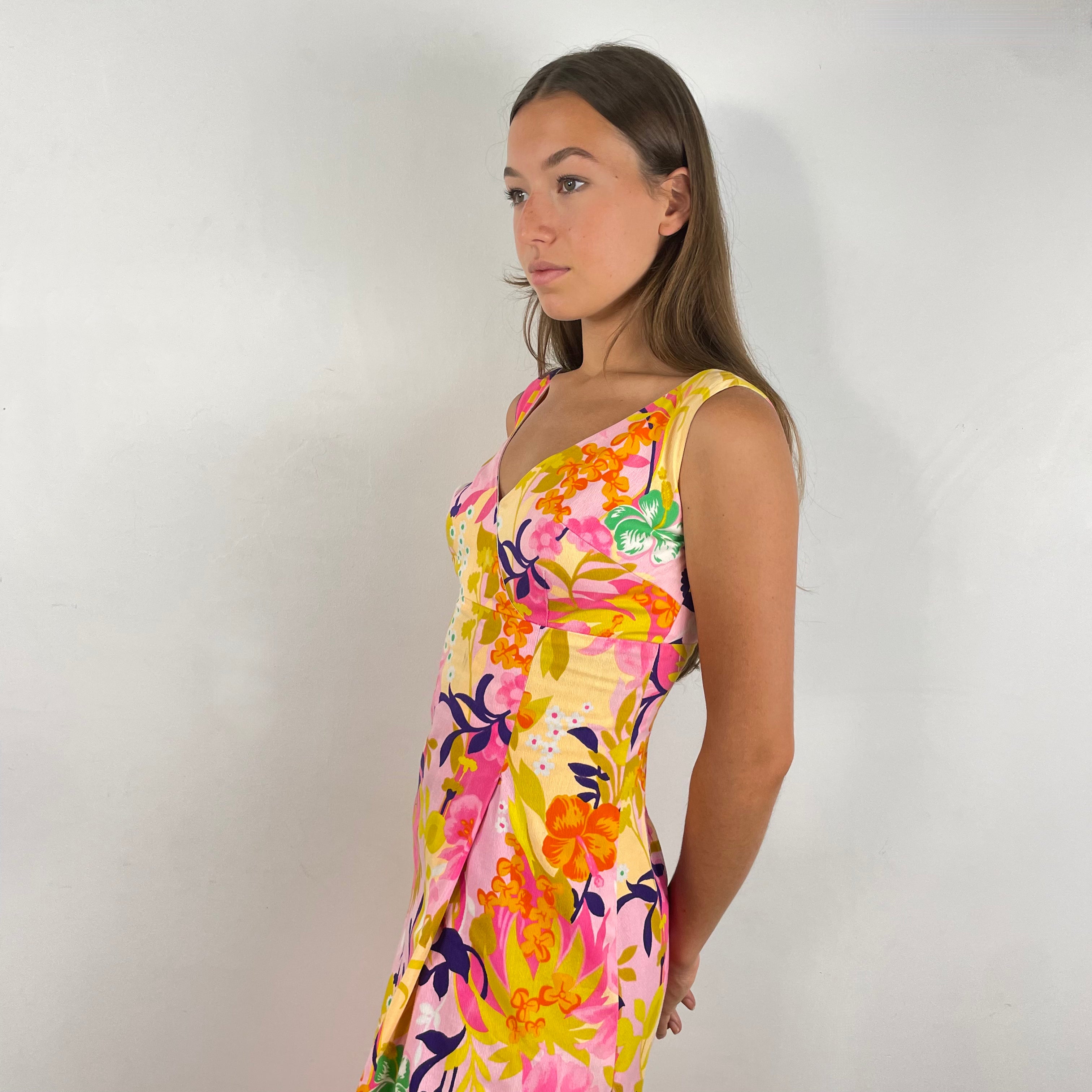 Close up side view of 1970s Hawaiian Bold Floral Print Maxi Dress
Size Small
Sold at bohemevintage.com
Montréal