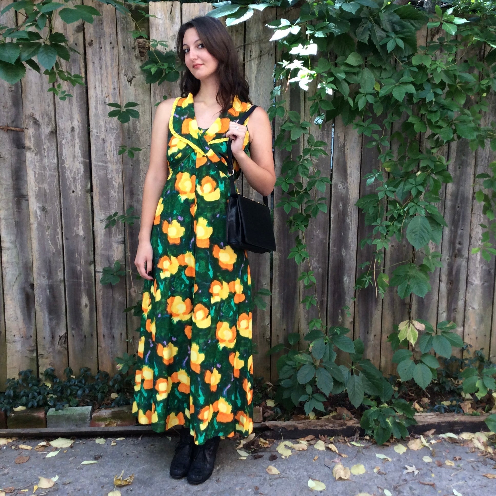 Front view of 70s Bold Print Wide Collar Maxi Dress
Size Small/Medium
Sold at bohemevintage.com
Montréal