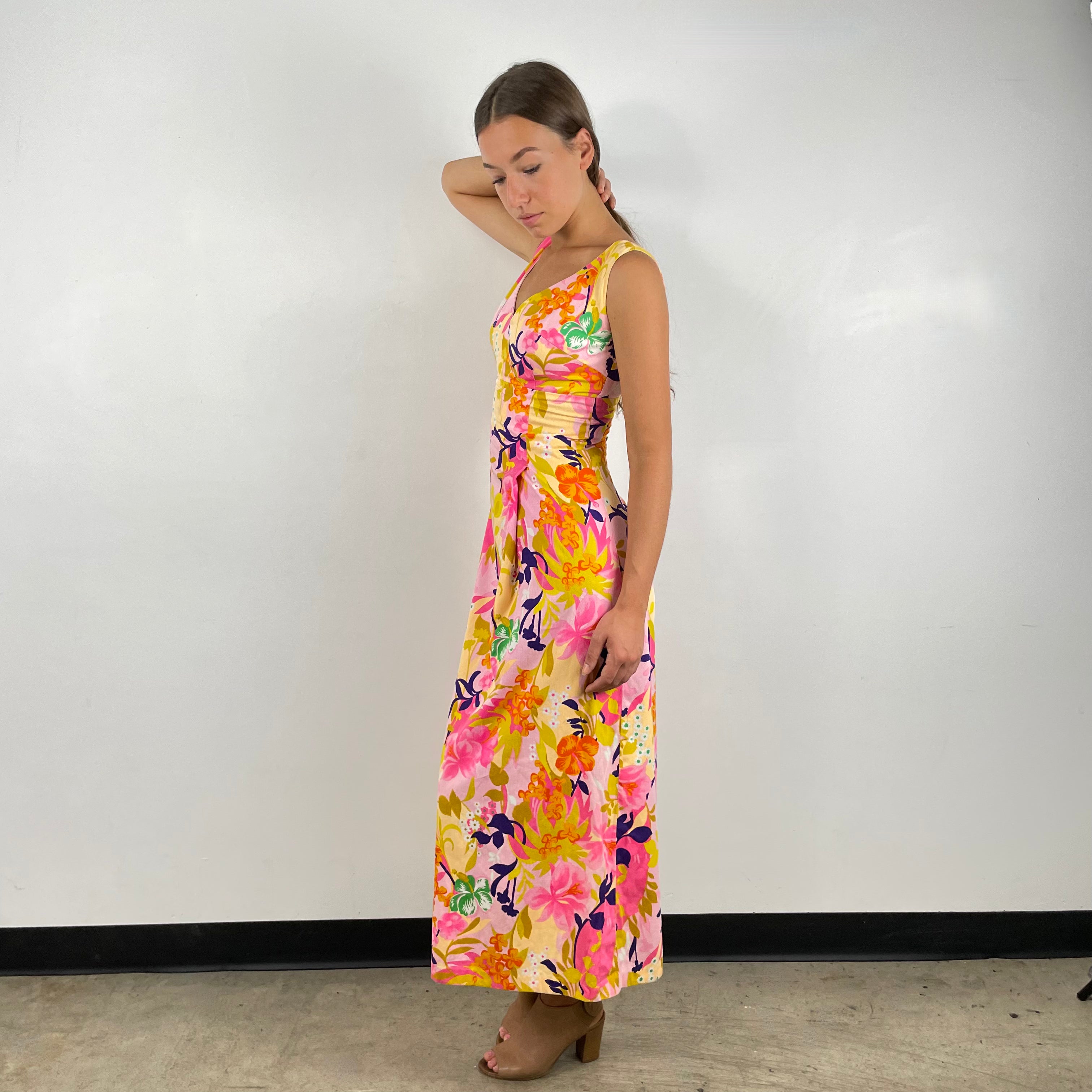 Side view of 1970s Hawaiian Bold Floral Print Maxi Dress
Size Small
Sold at bohemevintage.com
Montréal