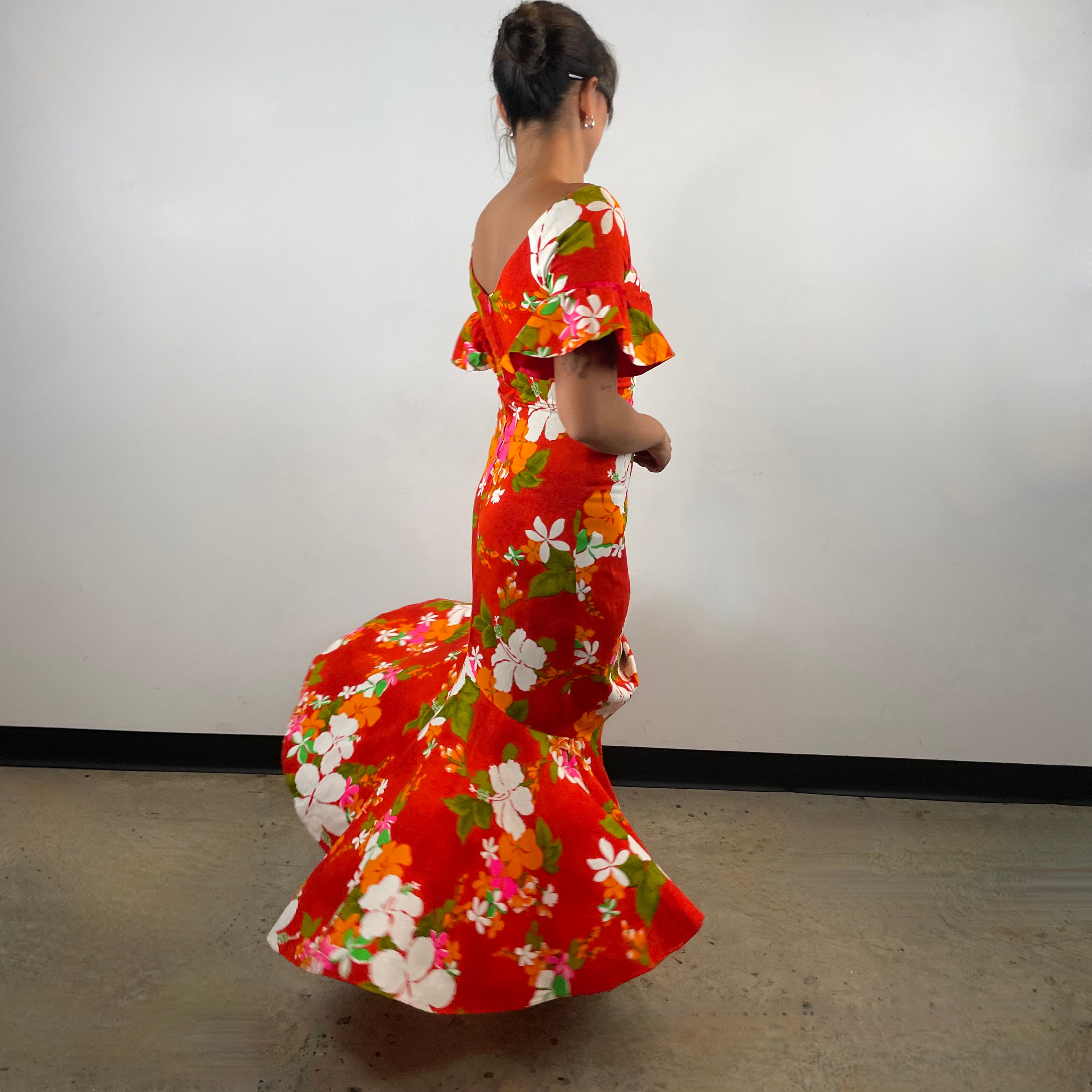 Side view of 1970s Hawaiian Short Sleeve Maxi Dress with model twirling
Size Small/Medium
Sold at bohemevintage.com
Montréal