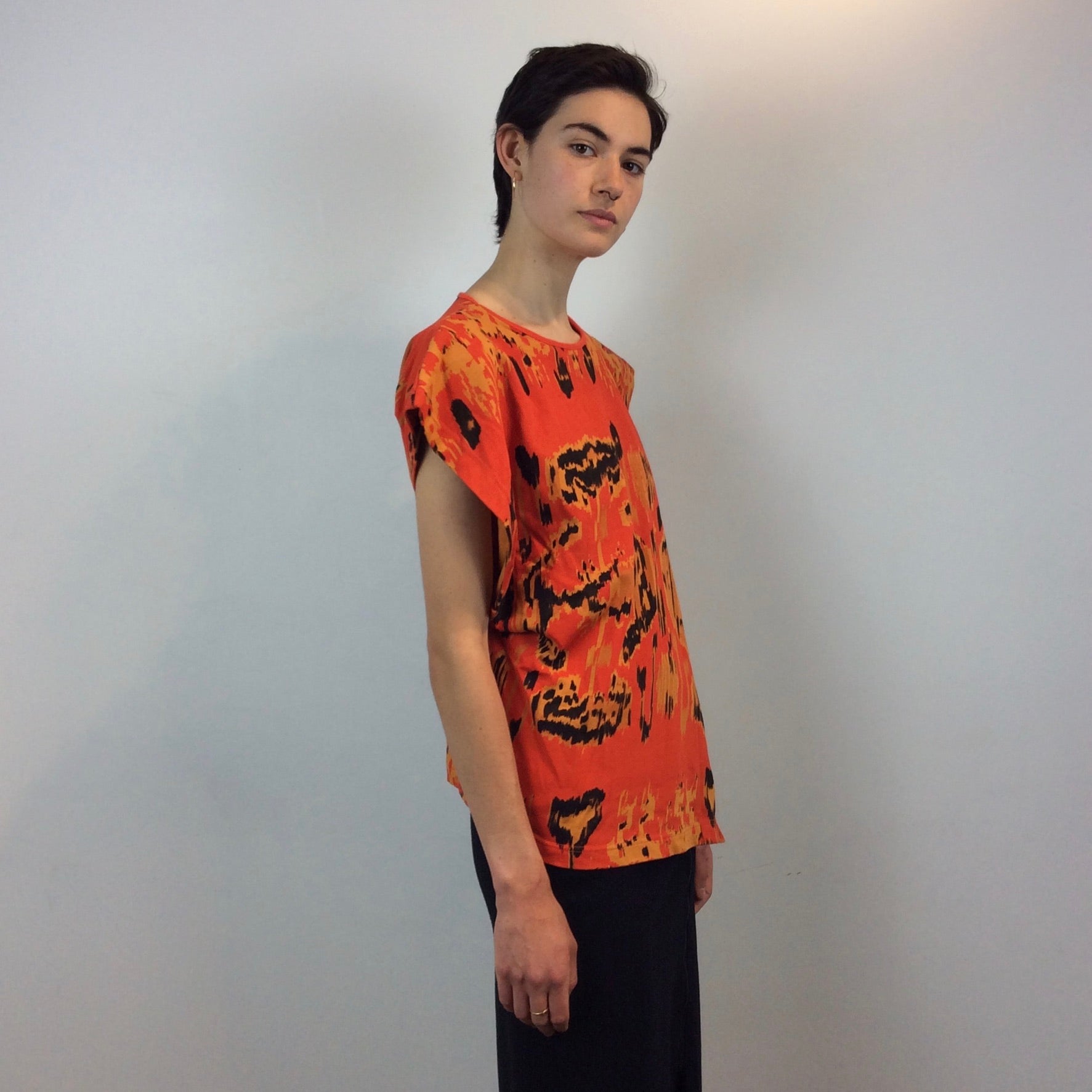 Side view of 1980s Jean-Claude Poitras Asymmetrical short sleeve Top
Size Small/Medium
sold at bohemevintage.com, Montréal
