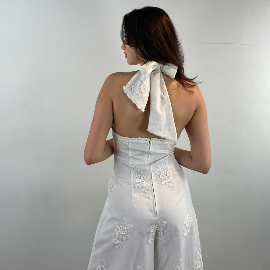 Close up back view of 1970s White Embroidered Wide-Leg Jumpsuit
Size Small/Medium
Sold at bohemevintage.com
Montréal