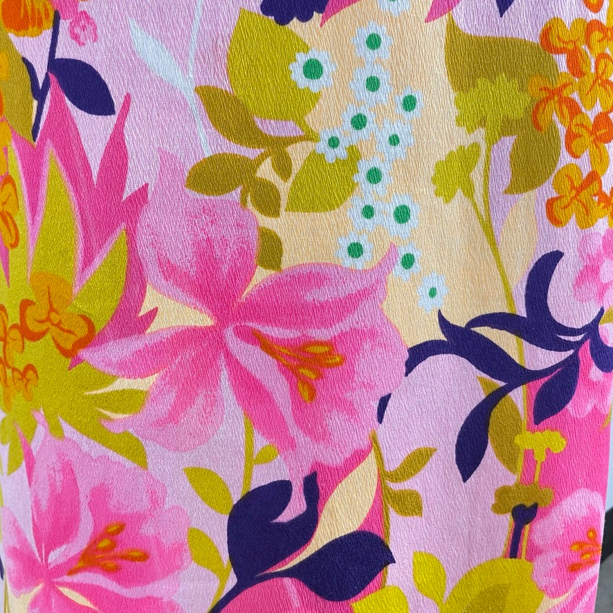 close up view of fabric of 1970s Hawaiian Bold Floral Print Maxi Dress
Size Small
Sold at bohemevintage.com
Montréal