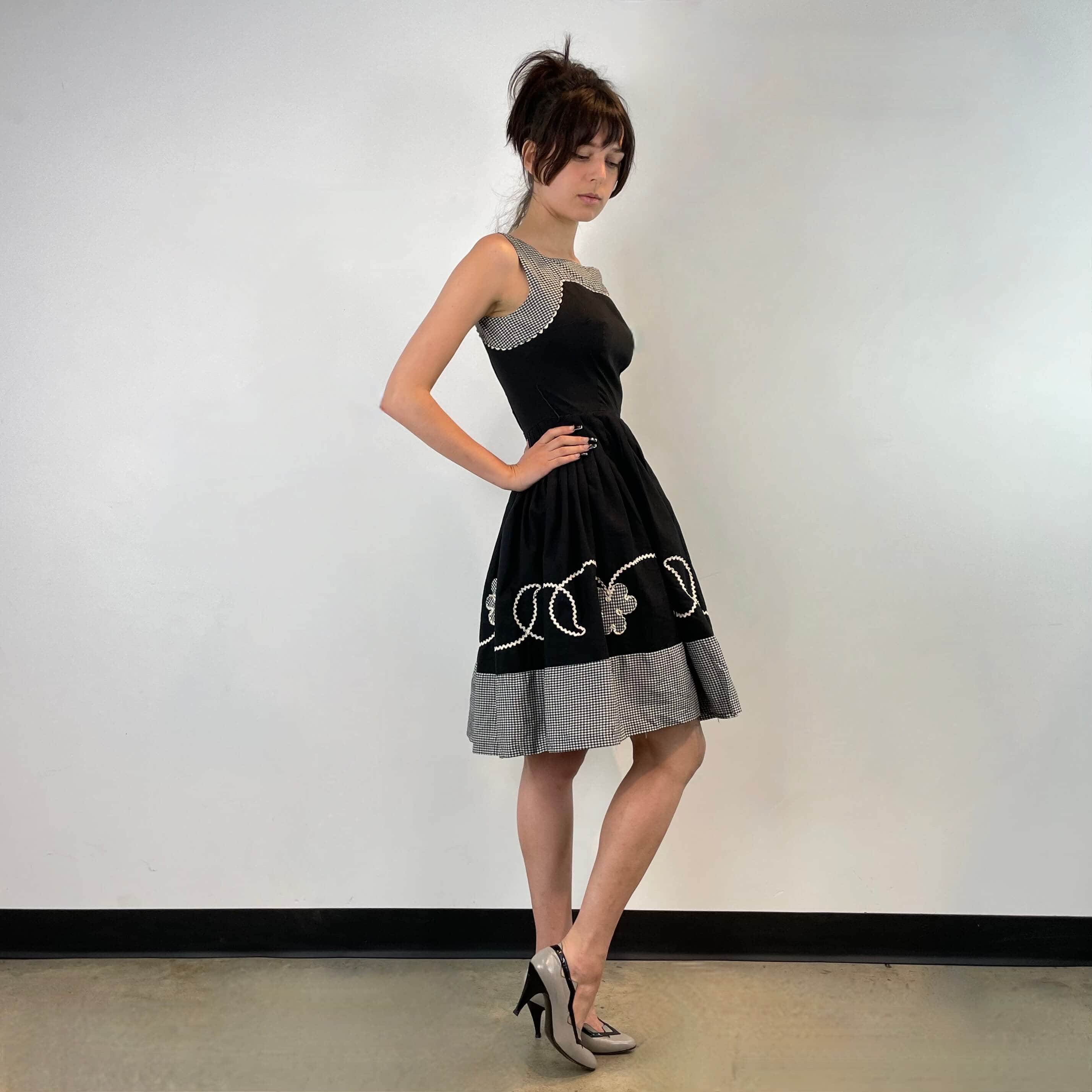 Side view of 1950s Black and White Cotton Petite Dress size Extra-Small sold on bohemevintage.com Montreal