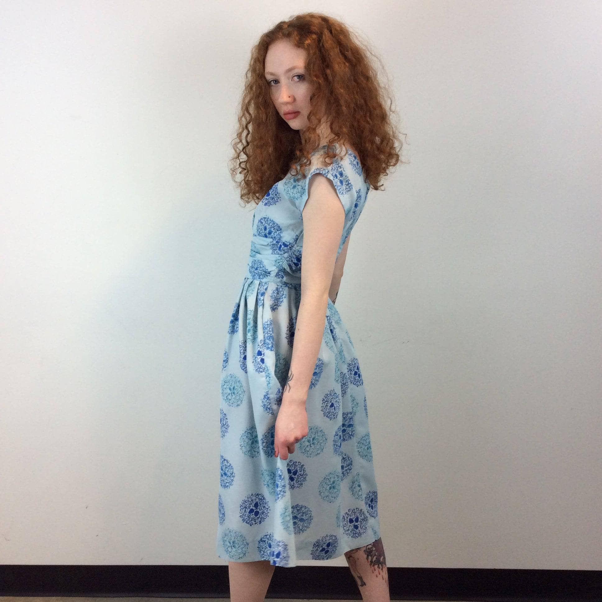 Side View of 1950s Blue Square Neck short sleeve Lightweight Dress Sold at bohemevintage.com Montréal