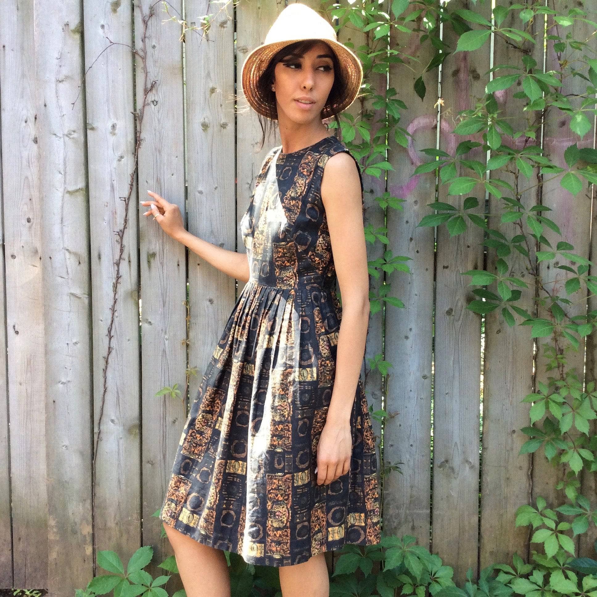 Side View of 1950s Sleeveless Printed Cotton Dress Size Small sold by bohemevintage.com Montreal