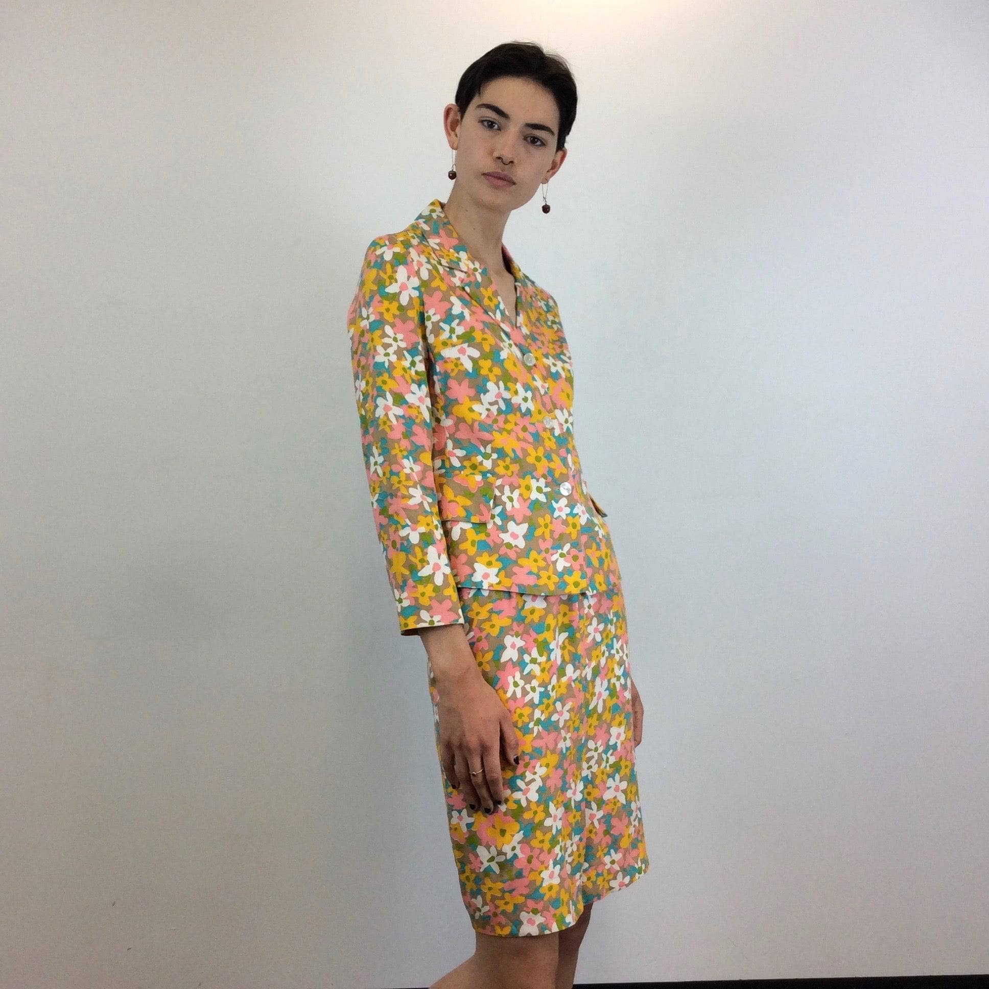 1960s Floral Print Blazer and Skirt Set, Size extra small, twin set. Sold by bohemevintage.com Montréal