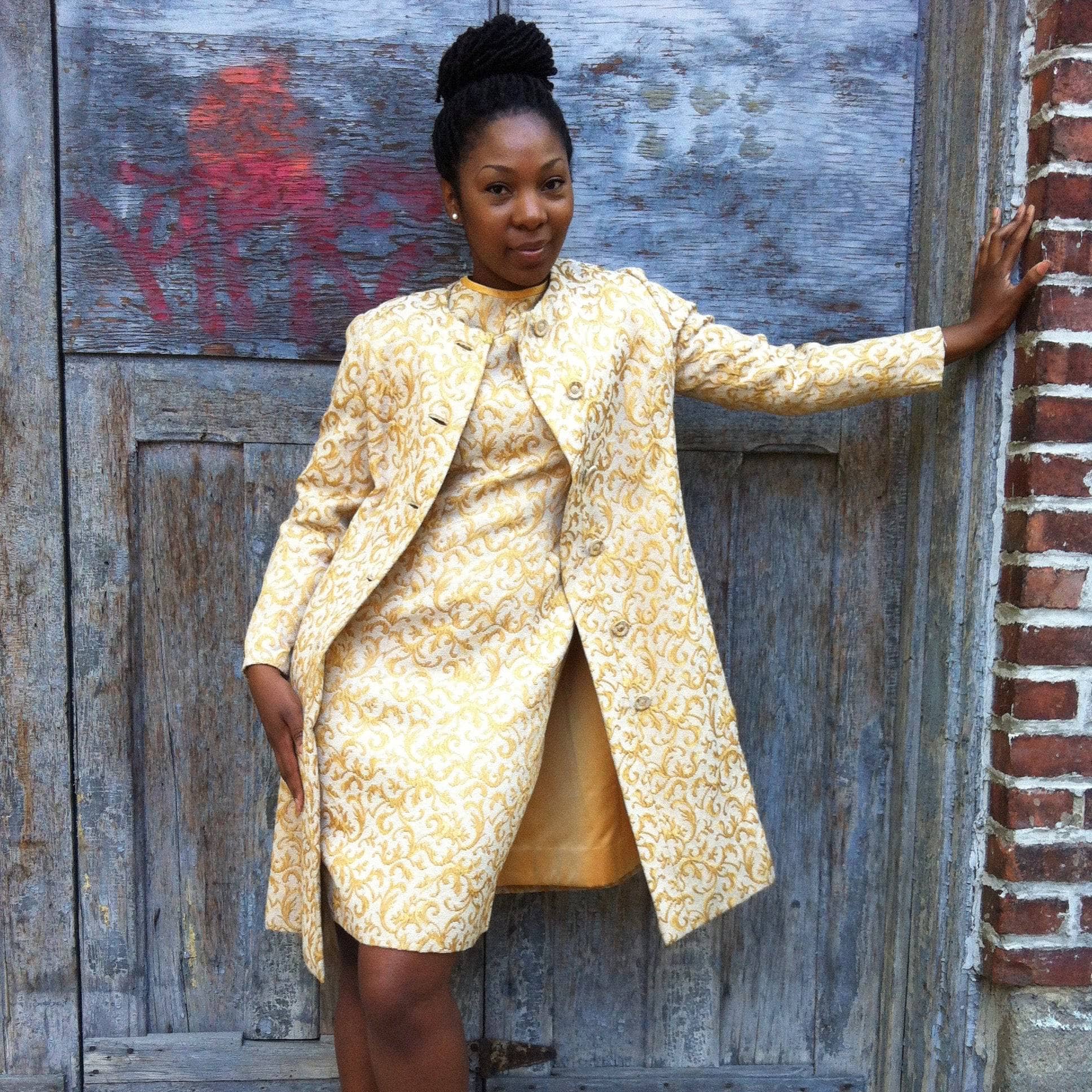 1960s Jackie O. Style Brocade Sheath Dress & Coat Set Size Small. Sold by bohemevintage.com Montréal