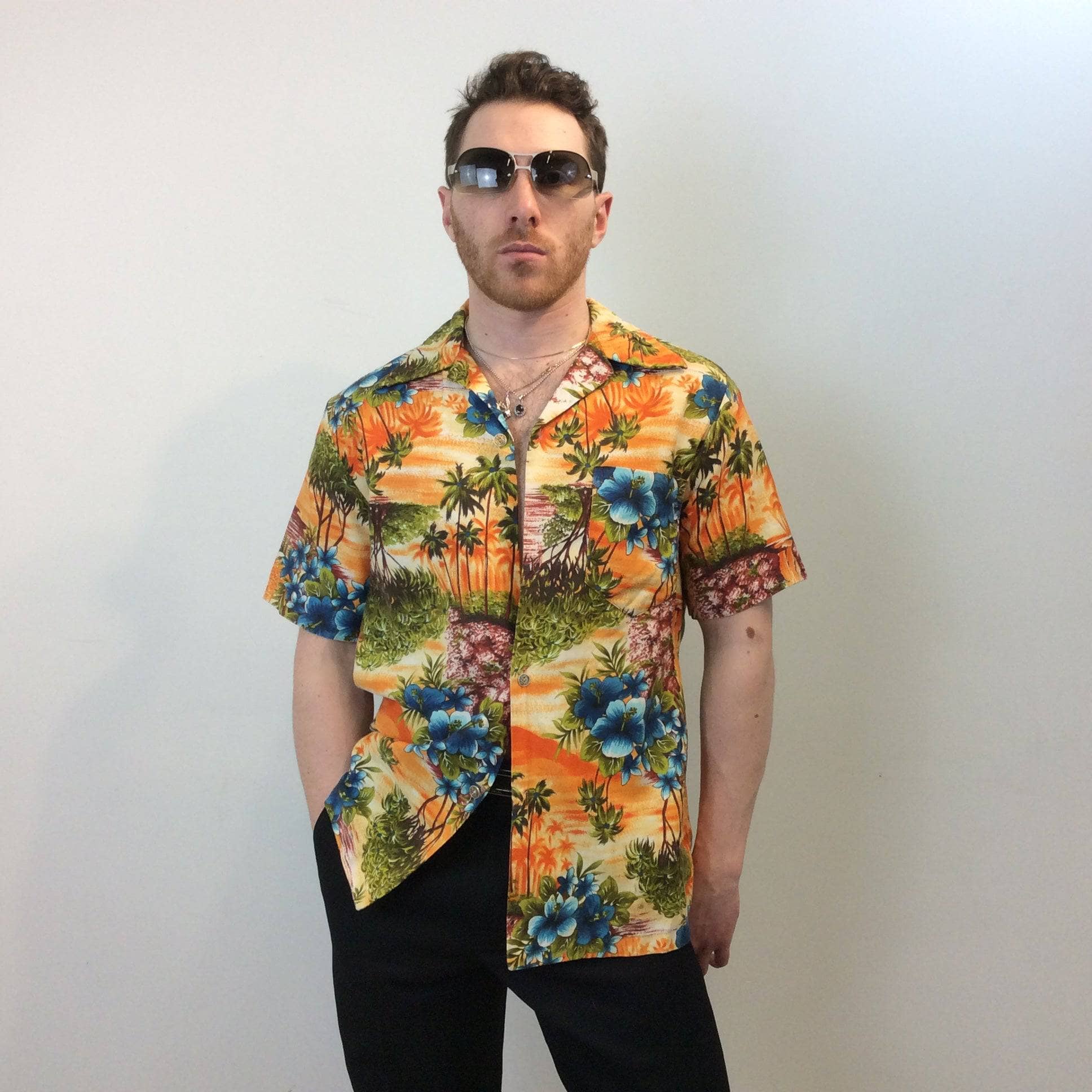 1960s Men's Hawaiian Short-Sleeve Shirt Size Small. Sold by bohemevintage.com Montréal