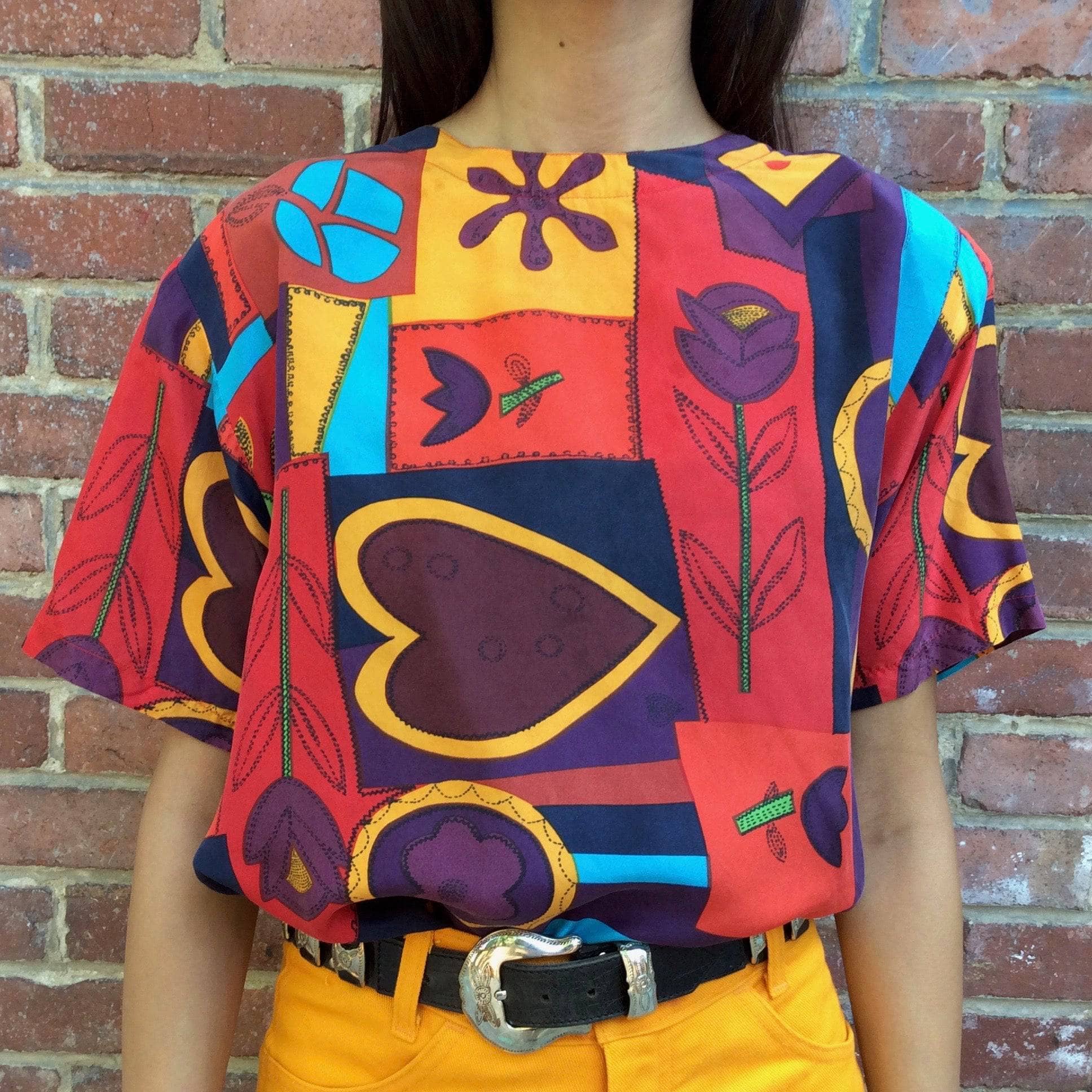 Close-Up of 1980s "OSCAR DE LA RENTA" Short Sleeve Silk Top, for sale at bohemevintage.com Montréal
