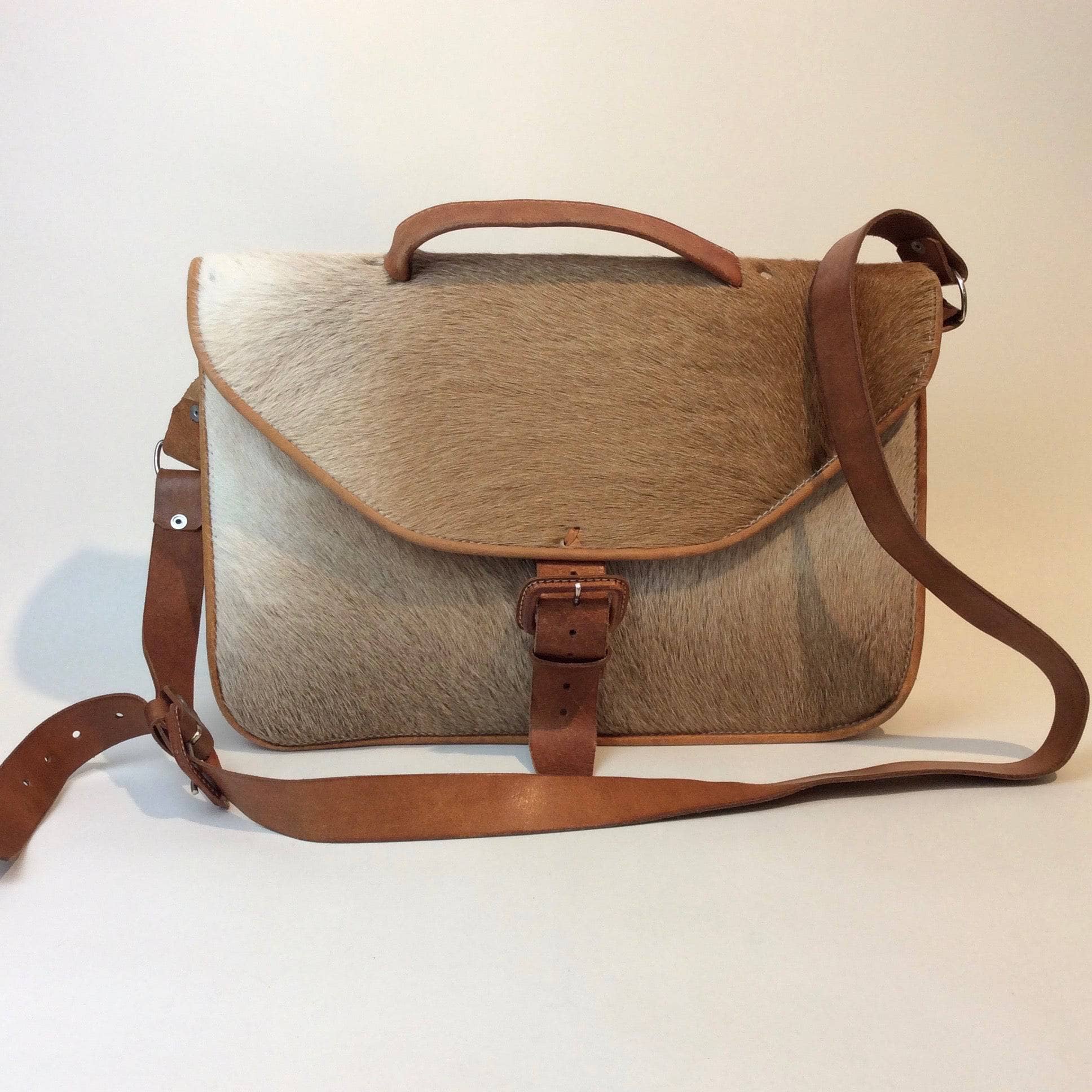 Vintage Leather and Horse Hair Messenger Bag, sold by bohemevintage.com Montréal