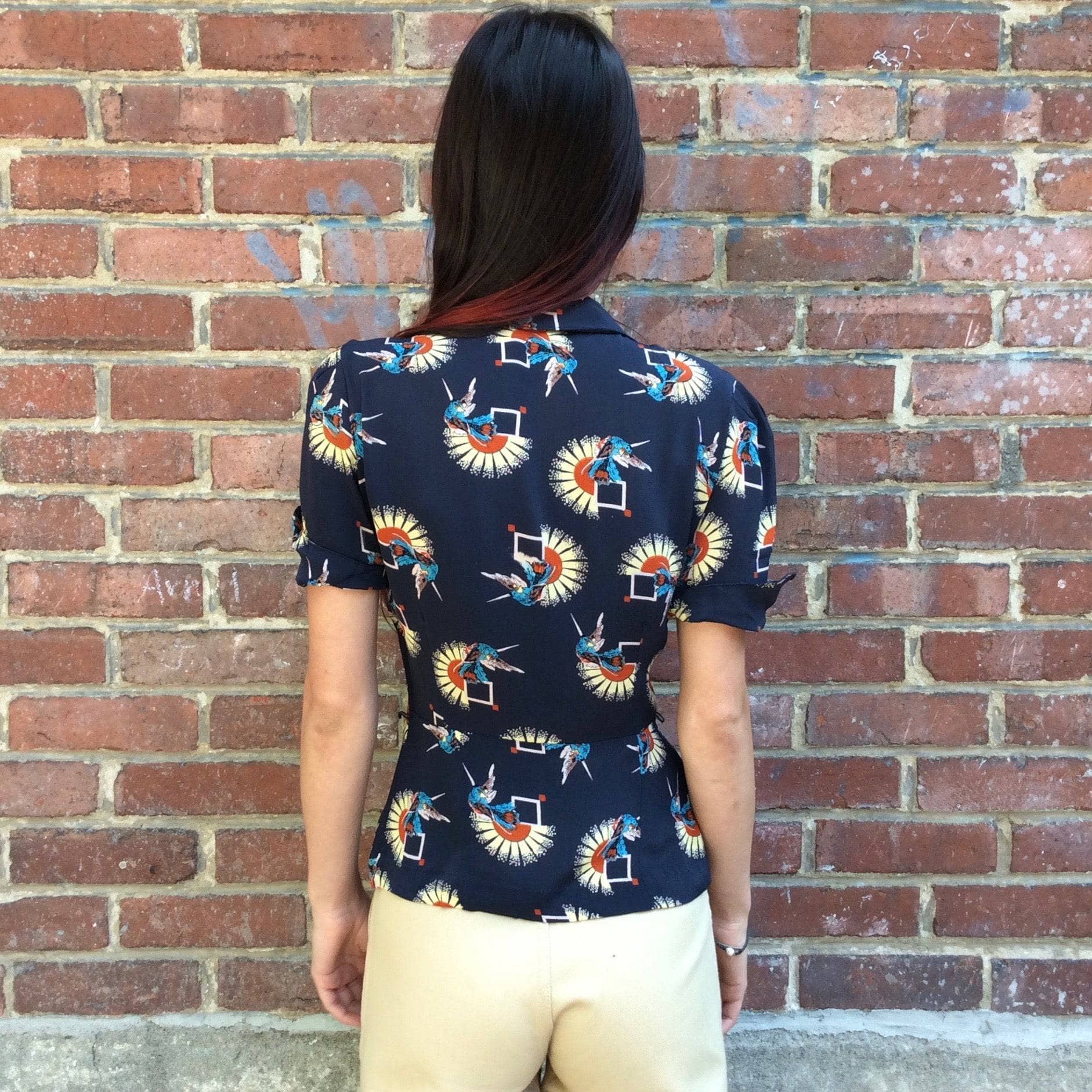 Backview of 1940s Short Sleeve Fitted Printed Blouse Size Small/Extra Small Sold by bohemevintage.com Montréal