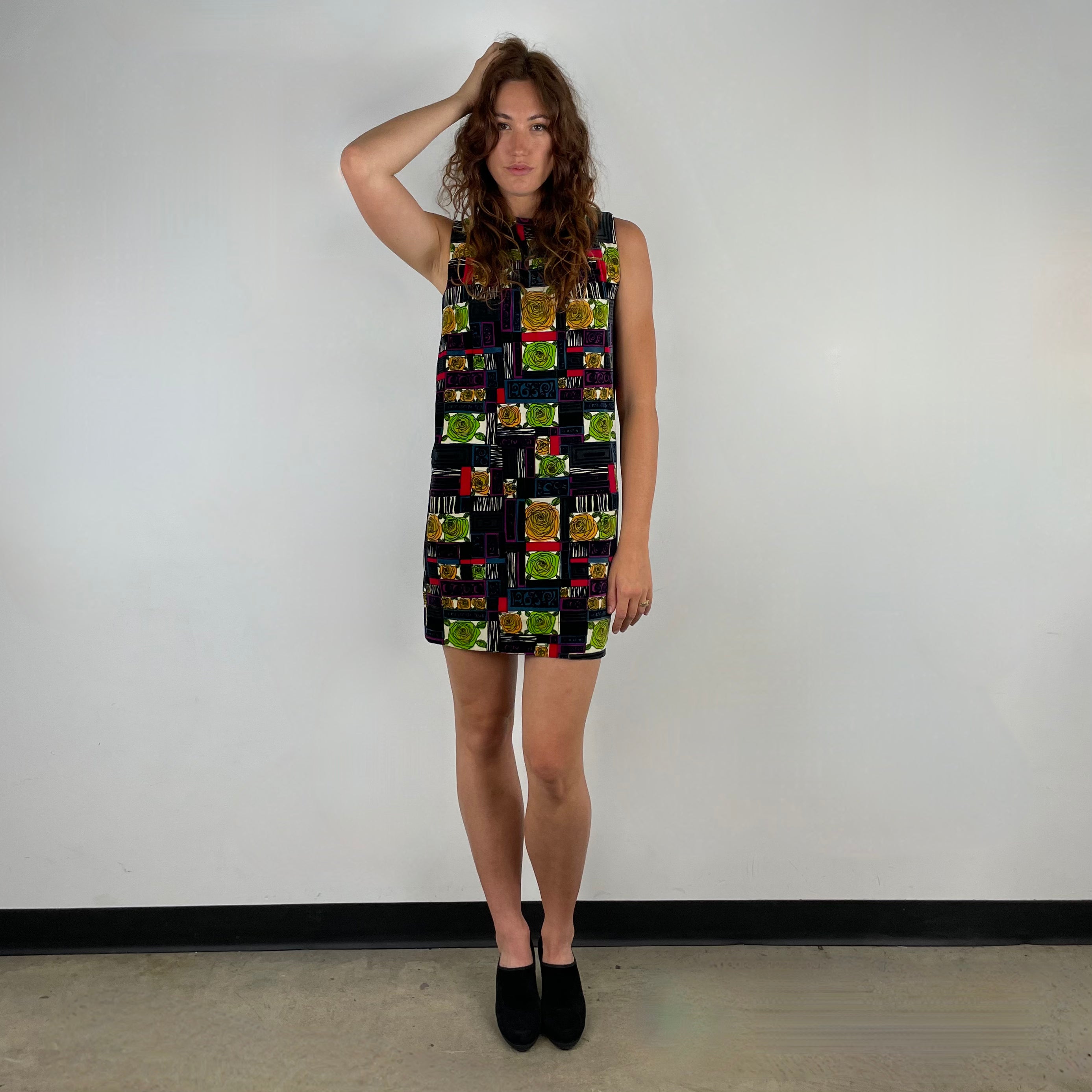 Front view of 1960s Rose Motifs Velvet Shift Dress 
Size Small/Medium
Sold at bohemevintage.com Montréal 