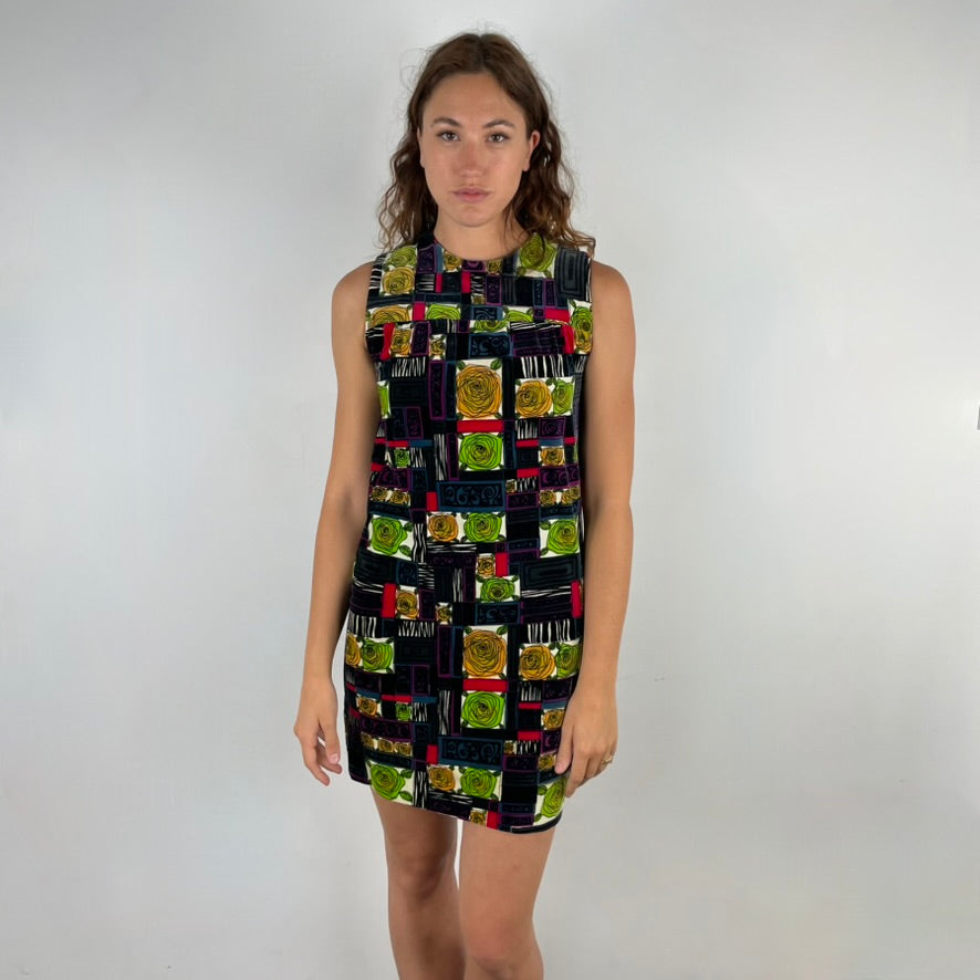 Front view of 1960s Rose Motifs Velvet Shift Dress 
Size Small/Medium
Sold at bohemevintage.com Montréal 