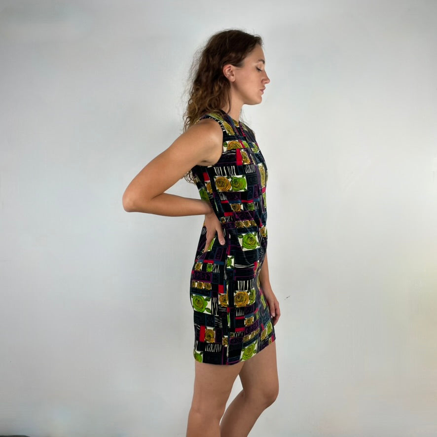 Side view of 1960s Rose Motifs Velvet Shift Dress 
Size Small/Medium
Sold at bohemevintage.com Montréal 
