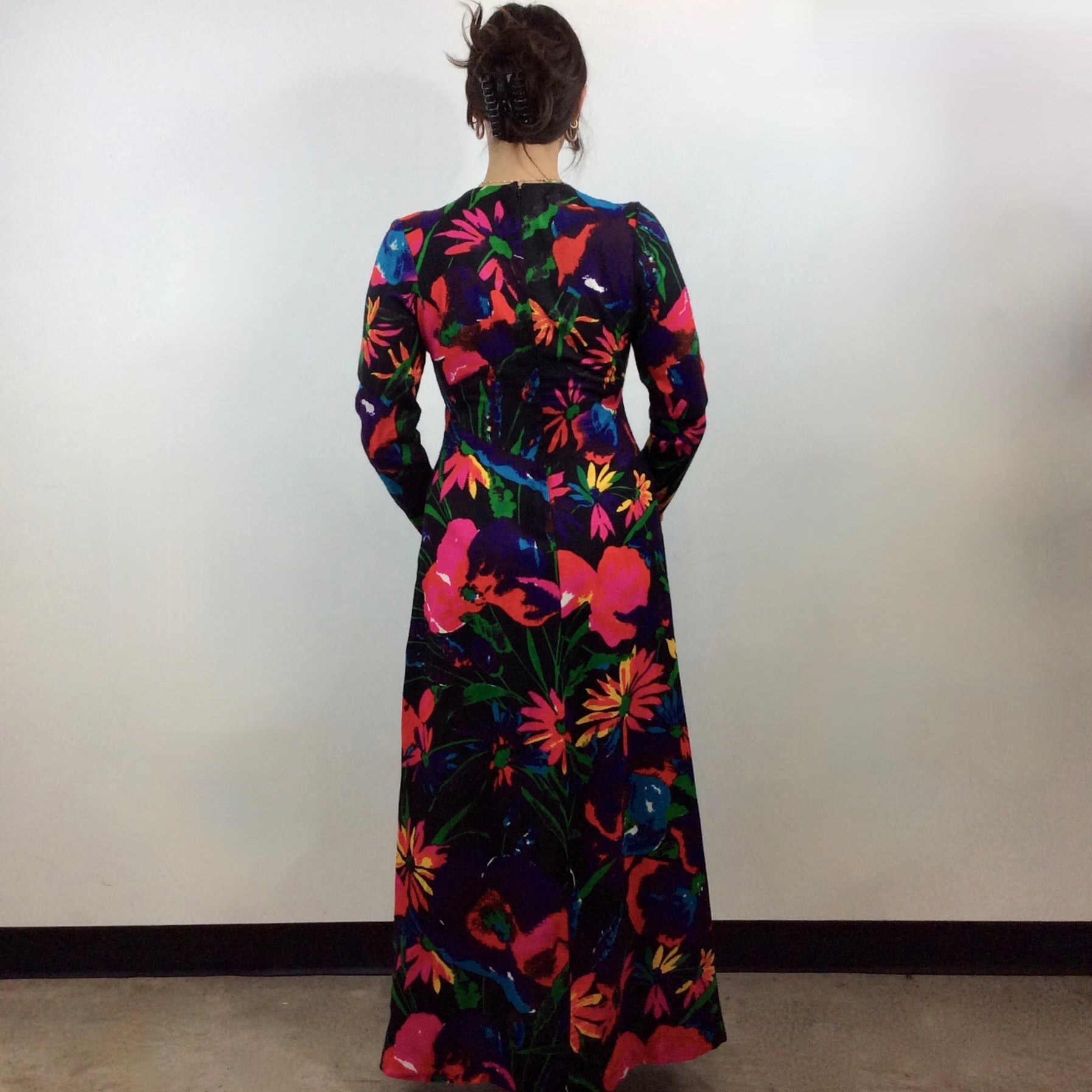 Boheme Vintage – Vintage 1970s Handmade Bold Floral Print Long Sleeve Maxi Dress with Empire Waist