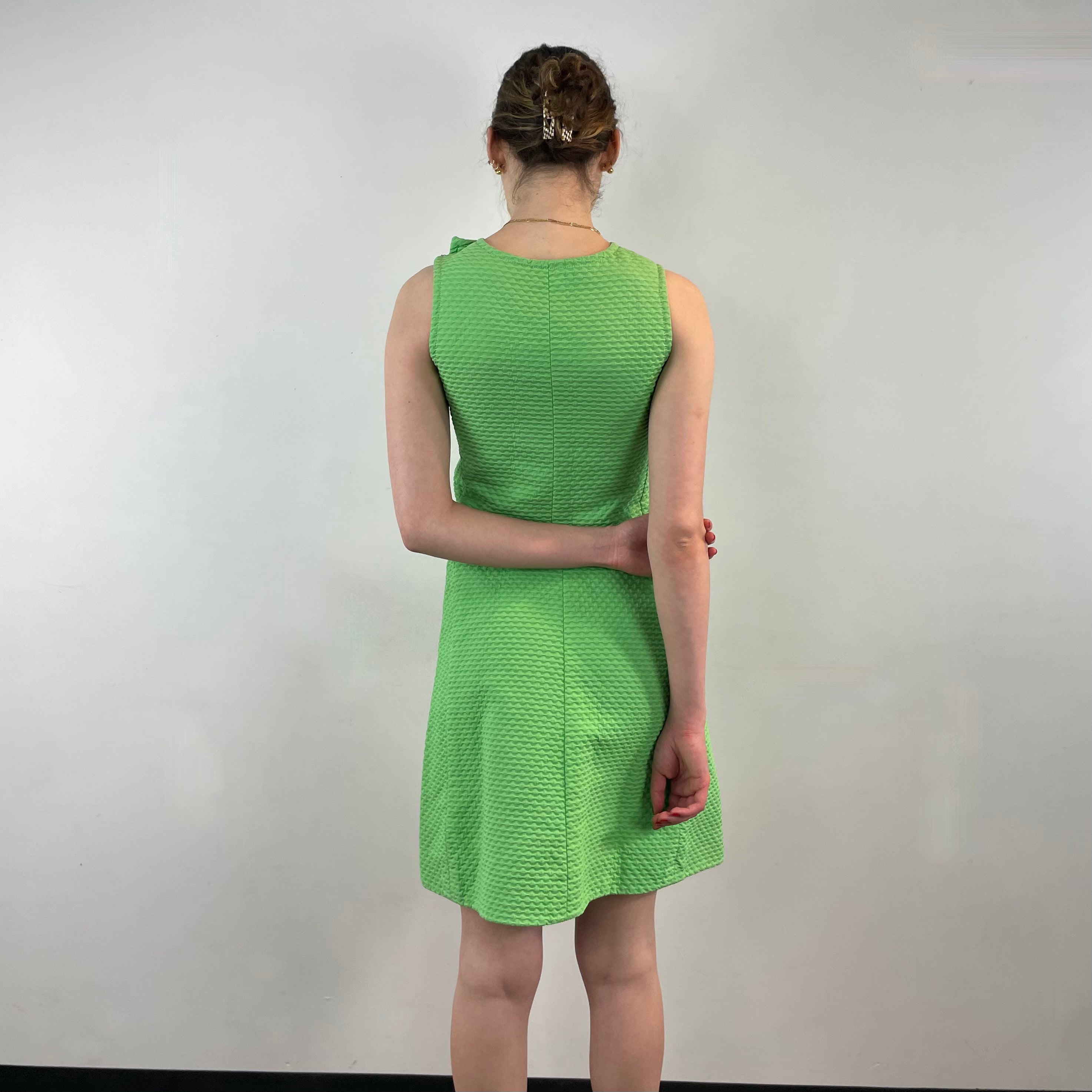 Back view of 1960s Lime Green Cotton Mini Shift Dress 
size Small
sold at bohemevintage.com
Montréal