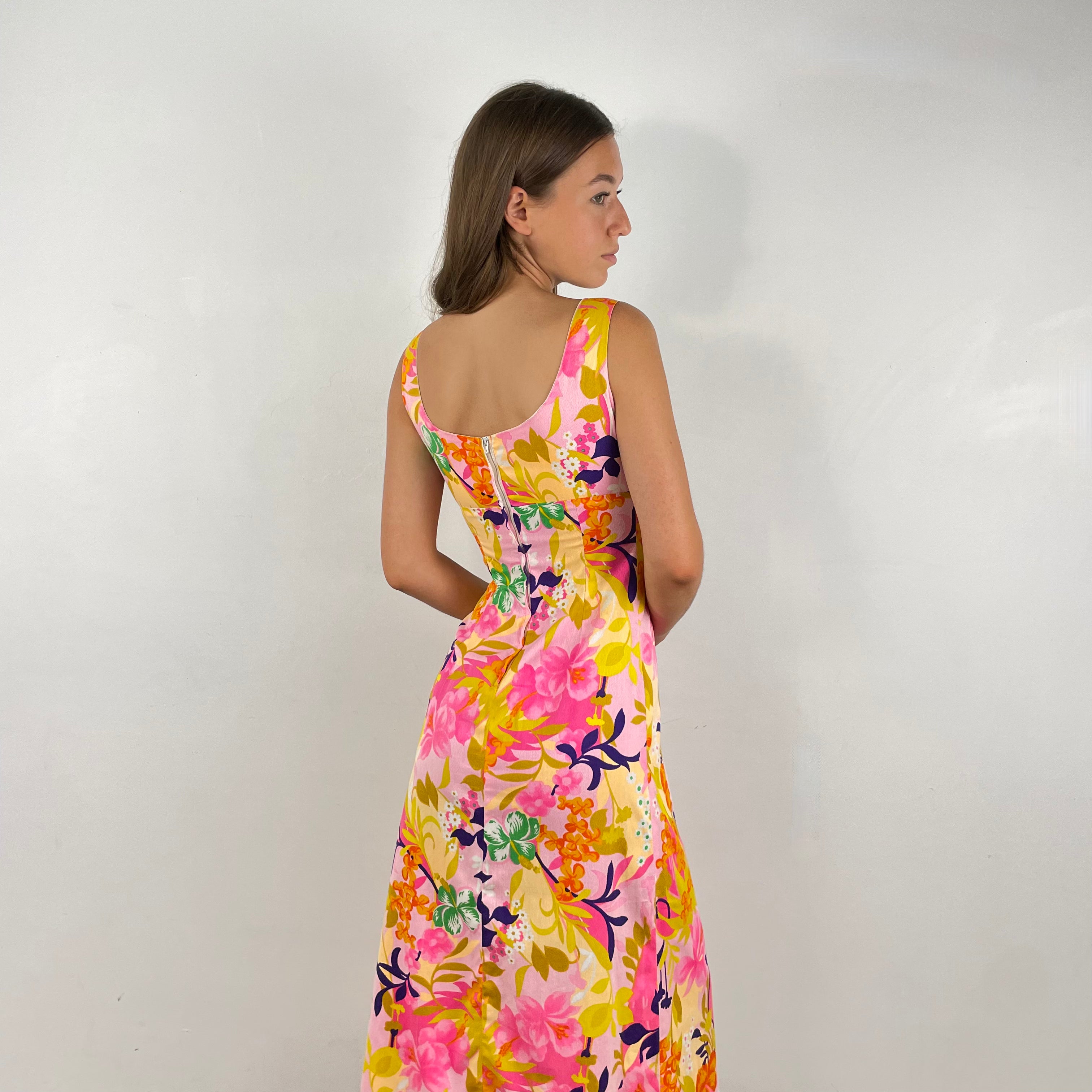 Back view of 1970s Hawaiian Bold Floral Print Maxi Dress 
Size Small
Sold at bohemevintage.com
Montréal