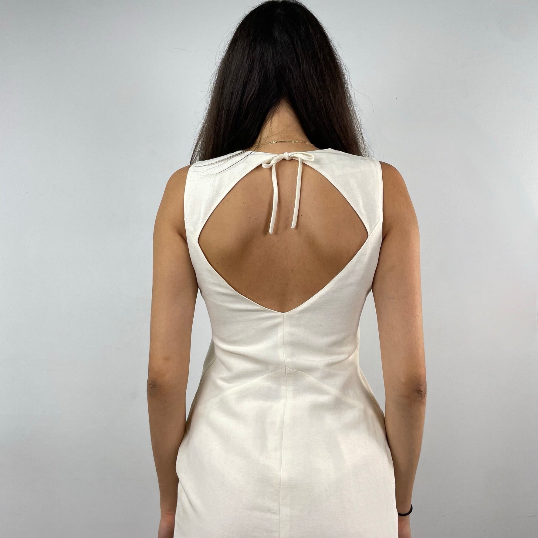 Back view of Valentino Ivory Linen Sheet Dress Size Small/Medium
Sold at bohemevintage.com, Montréal