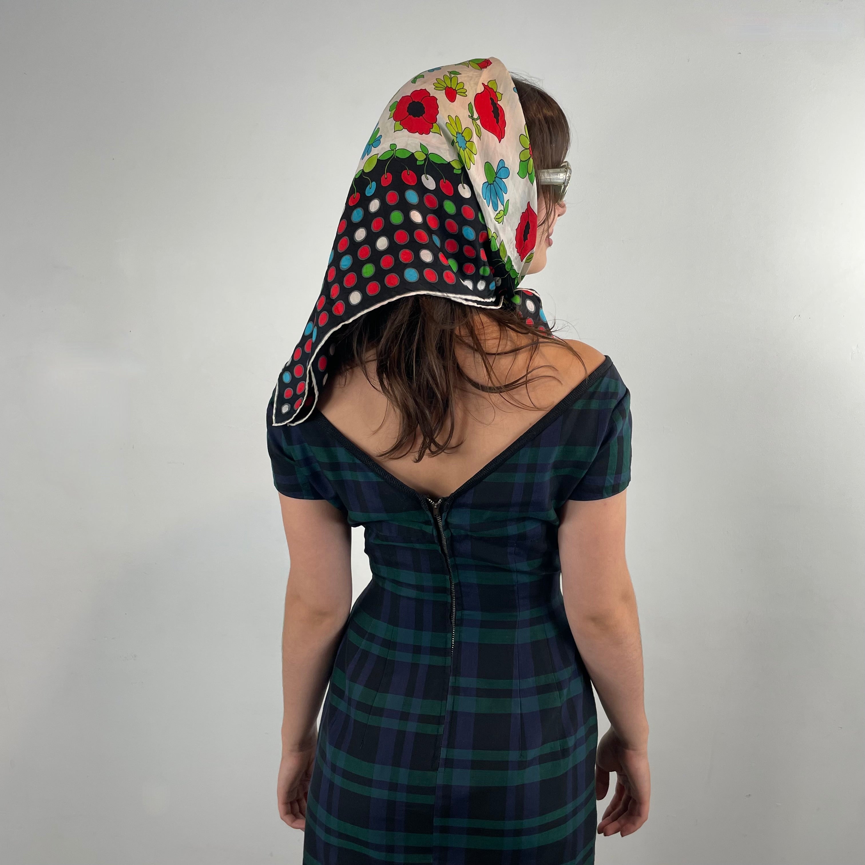 Close up back view of 1950s/1960s Short Sleeve Fitted Plaid Dress 
Size Small
Sold at bohemevintage.com
Montréal