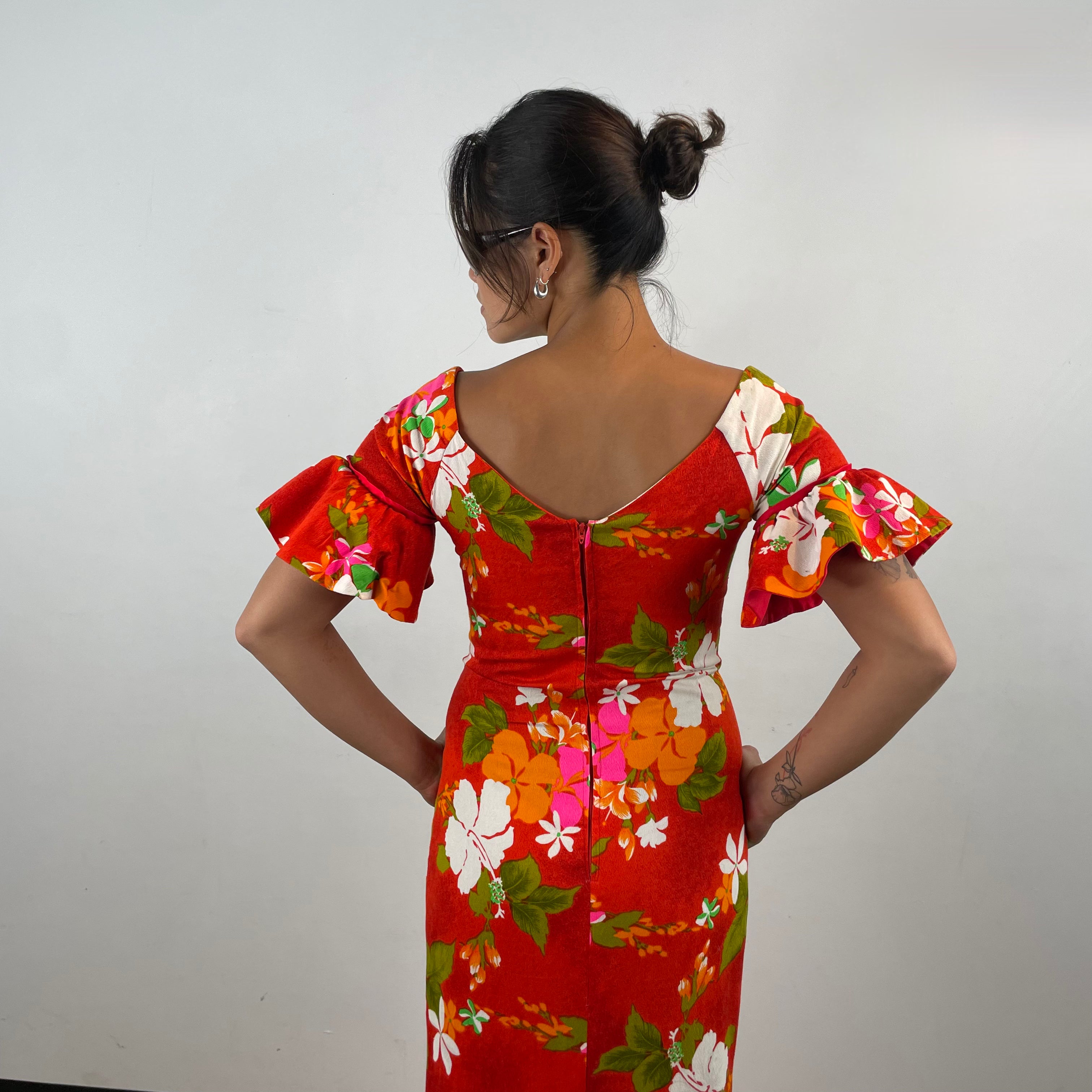 Close up back view of 1970s Hawaiian Short Sleeve Maxi Dress
Size Small/Medium
Sold at bohemevintage.com
Montréal 