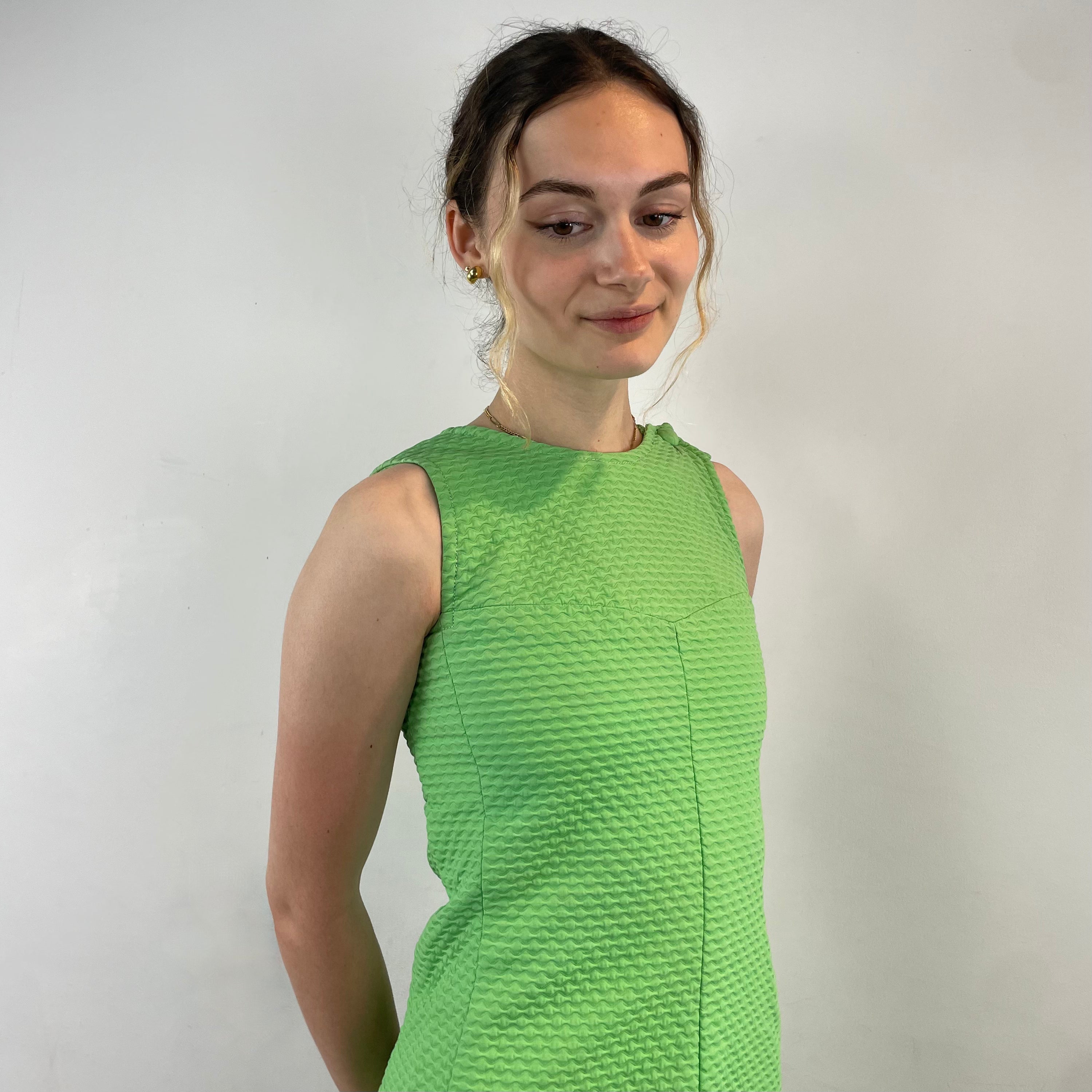Close up view of 1960s Lime Green Cotton Mini Shift Dress 
size Small
sold at bohemevintage.com
Montréal