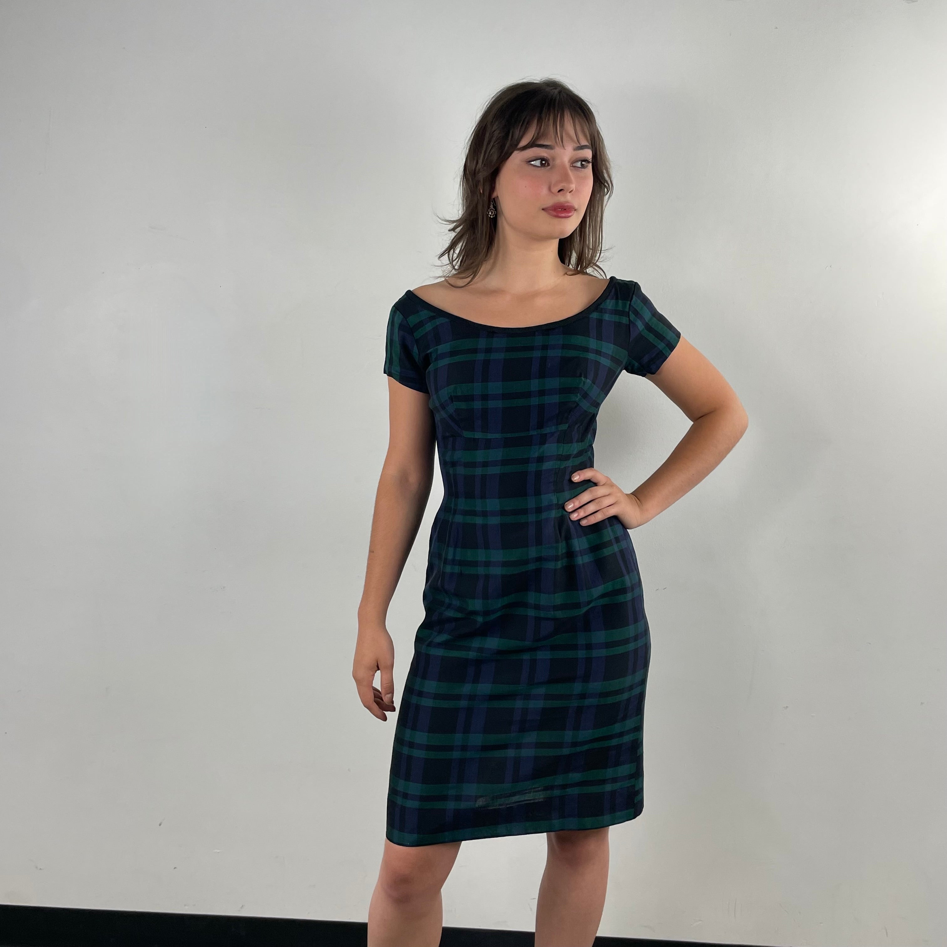 Front view of 1950s/1960s Short Sleeve Fitted Plaid Dress 
Size Small
Sold at bohemevintage.com
Montréal