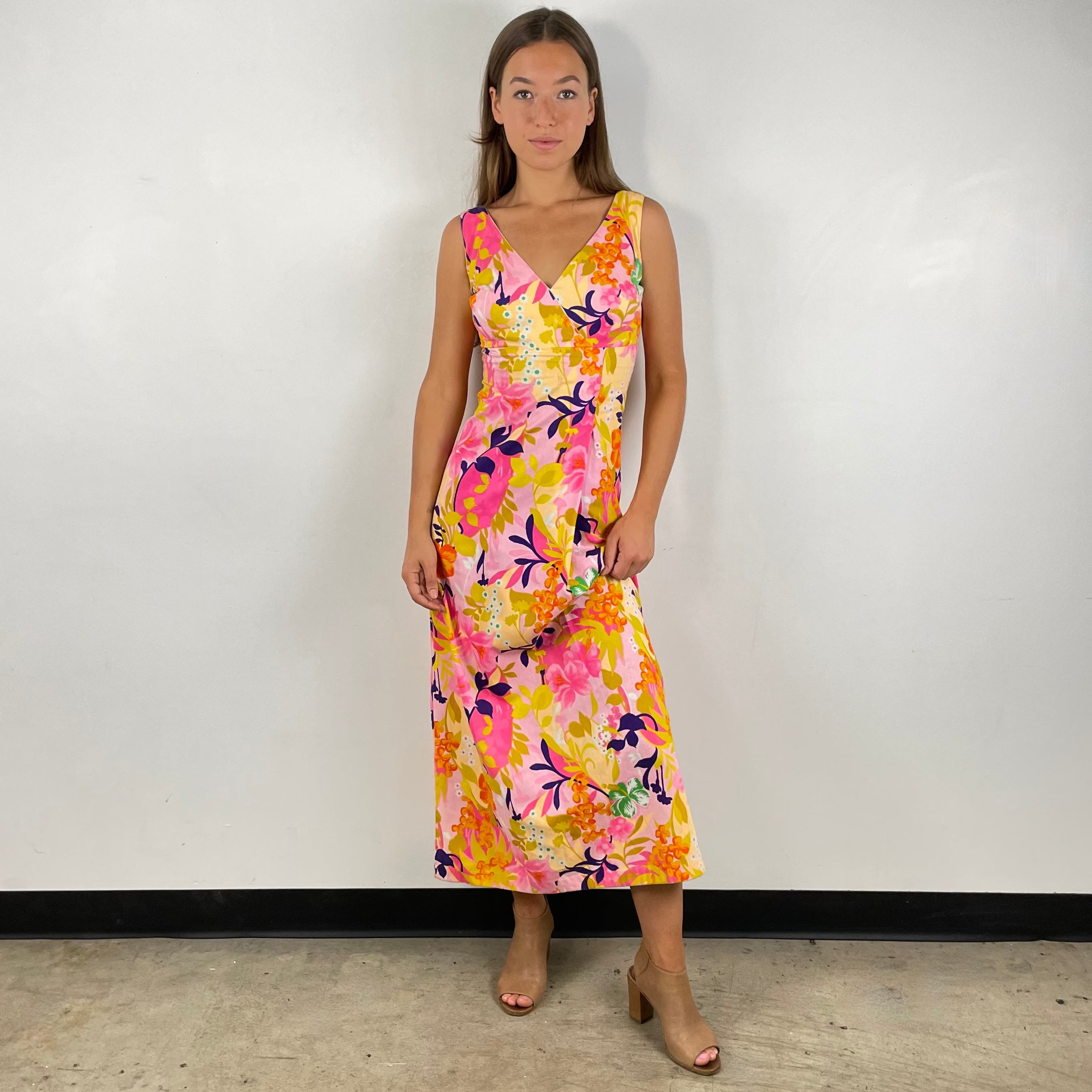Front view of 1970s Hawaiian Bold Floral Print Maxi Dress 
Size Small
Sold at bohemevintage.com
Montréal