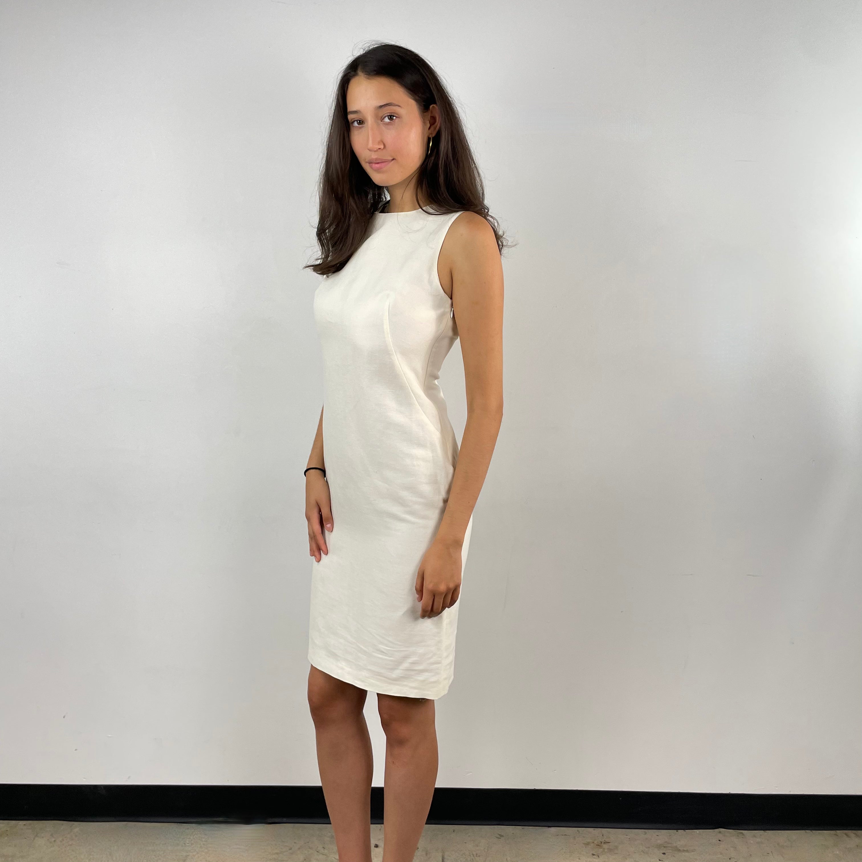 Side view of Valentino Ivory Linen Sheet Dress Size Small/Medium
Sold at bohemevintage.com, Montréal