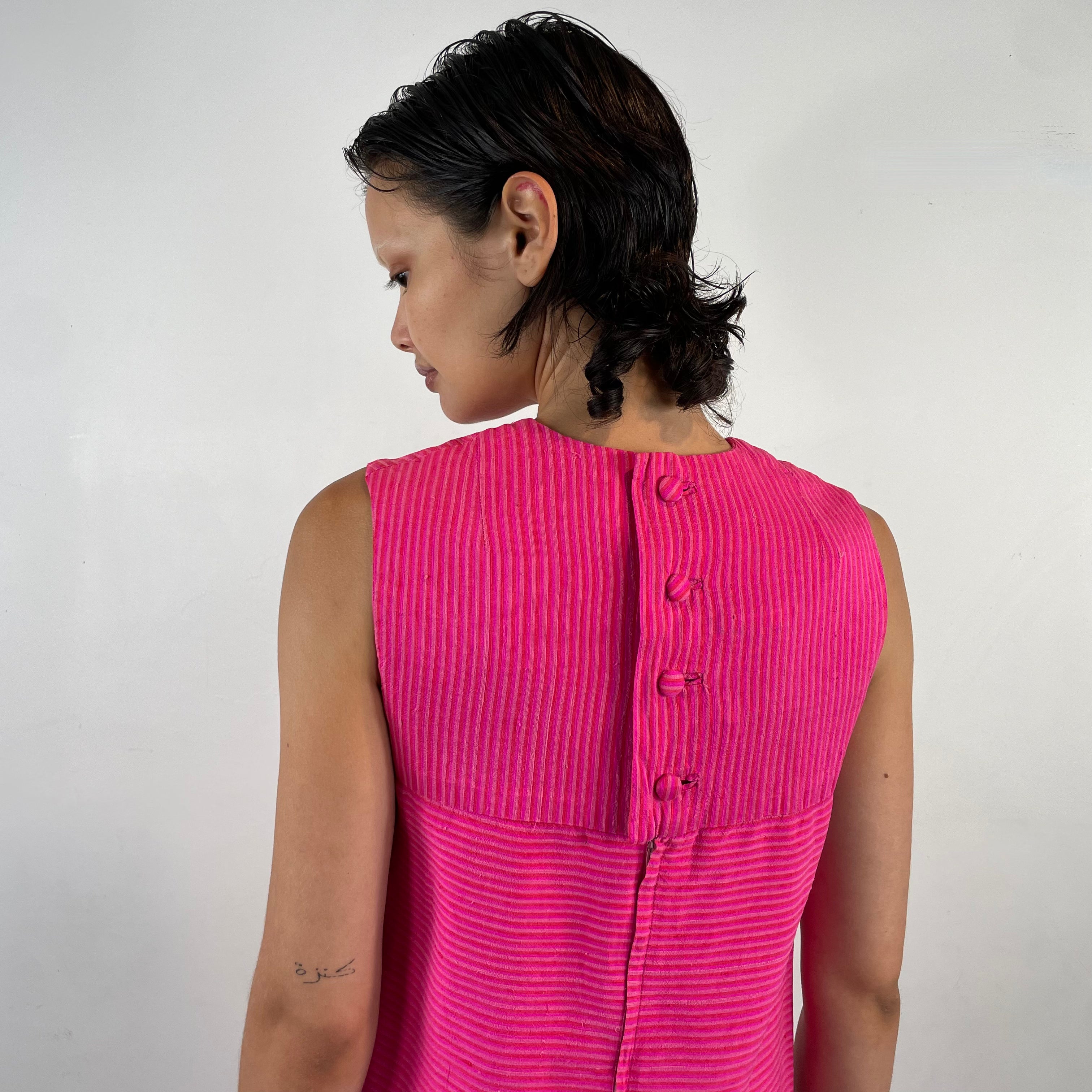 close up back view of 1960s Sleeveless Silk Shantung Shift Dress 
size Small
sold at bohemevintage.com
Montréal