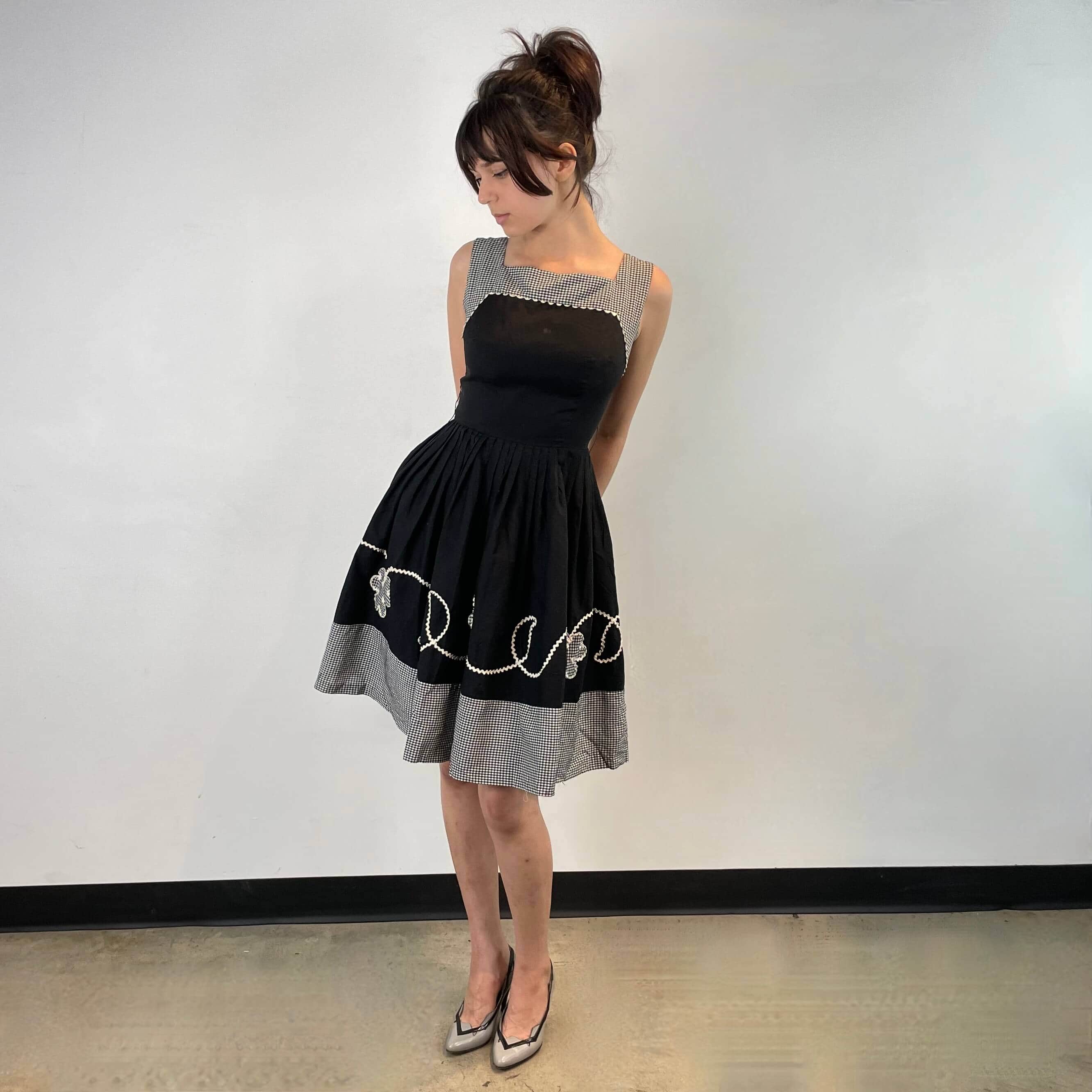 Front view of 1950s Black and White Cotton Petite Dress size Extra-Small sold on bohemevintage.com Montreal