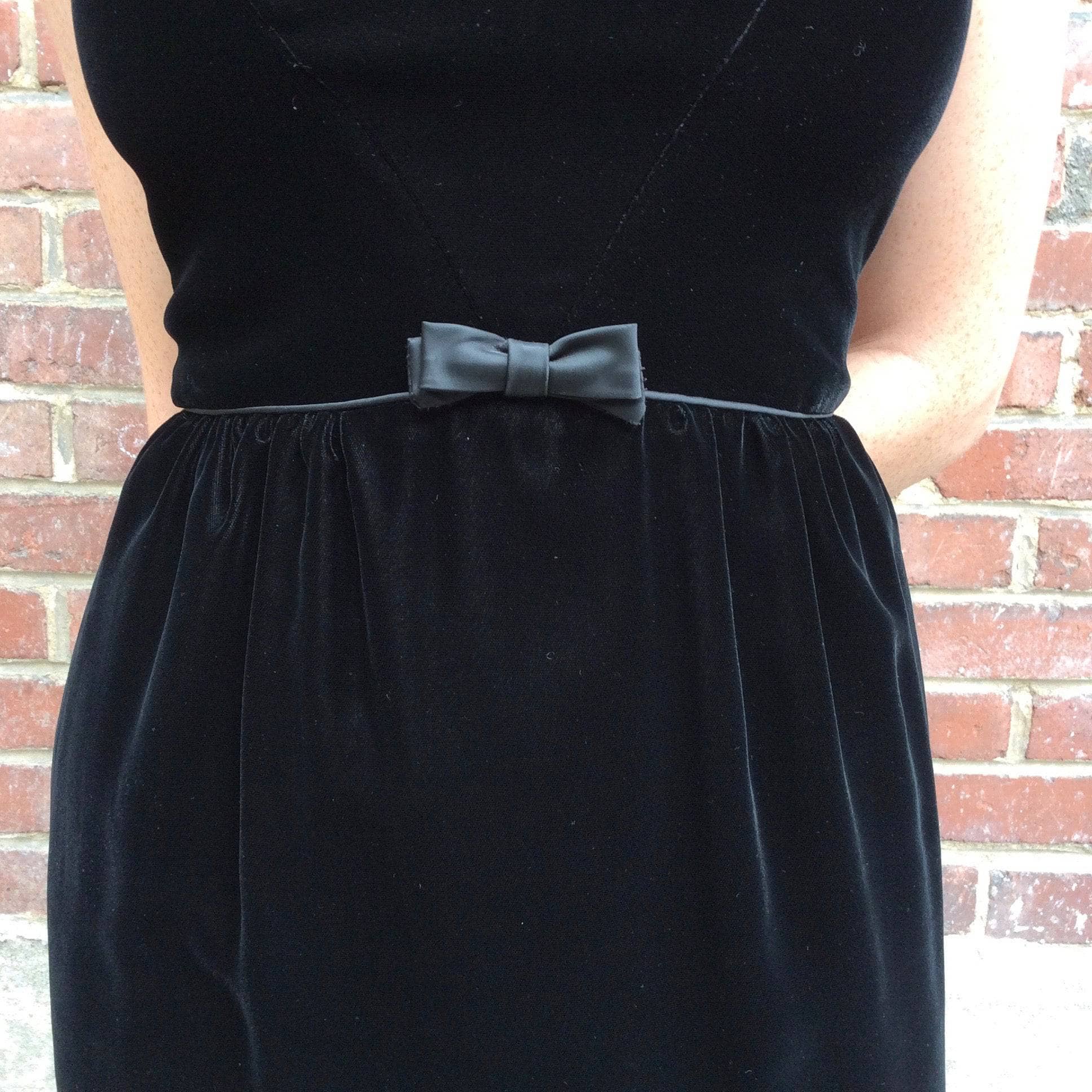 Waist view of 1950s/1960s Black Velvet Sleeveless Cocktail Dress Size Small sold by bohemevintage.com Montréal