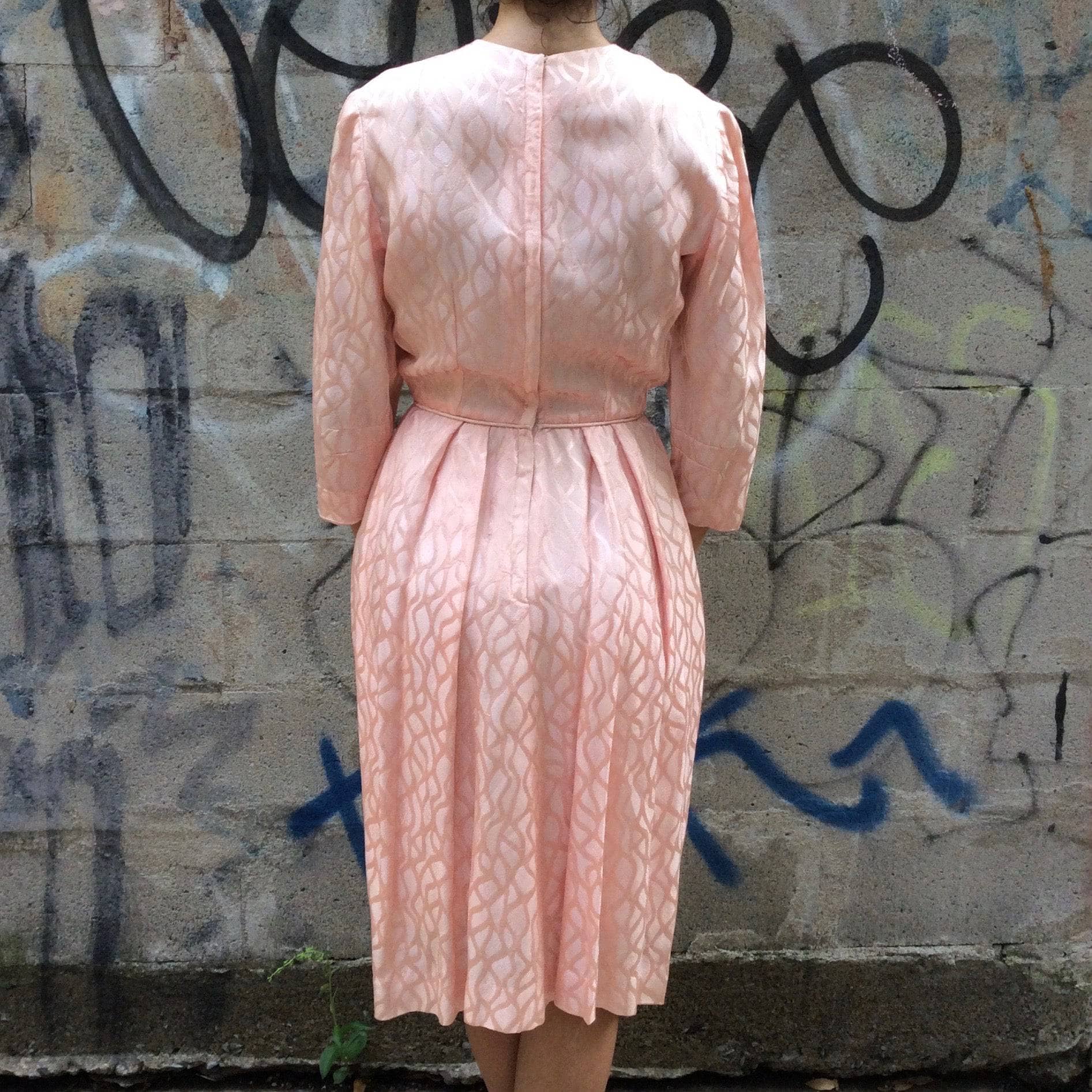 Back side of 1950s 3/4 Sleeve Tulip Shape Satin Brocade Dress Size Small Sold by  bomemevintage.com Montréal
