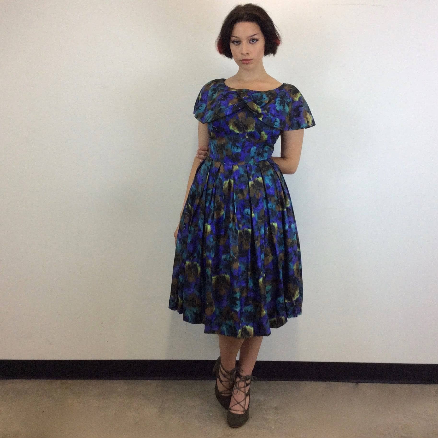  1950s Purple Abstract Print Full Skirt , Fit and Flare Silk Dress, size Medium, Sold at bohemevintage.com Montréal