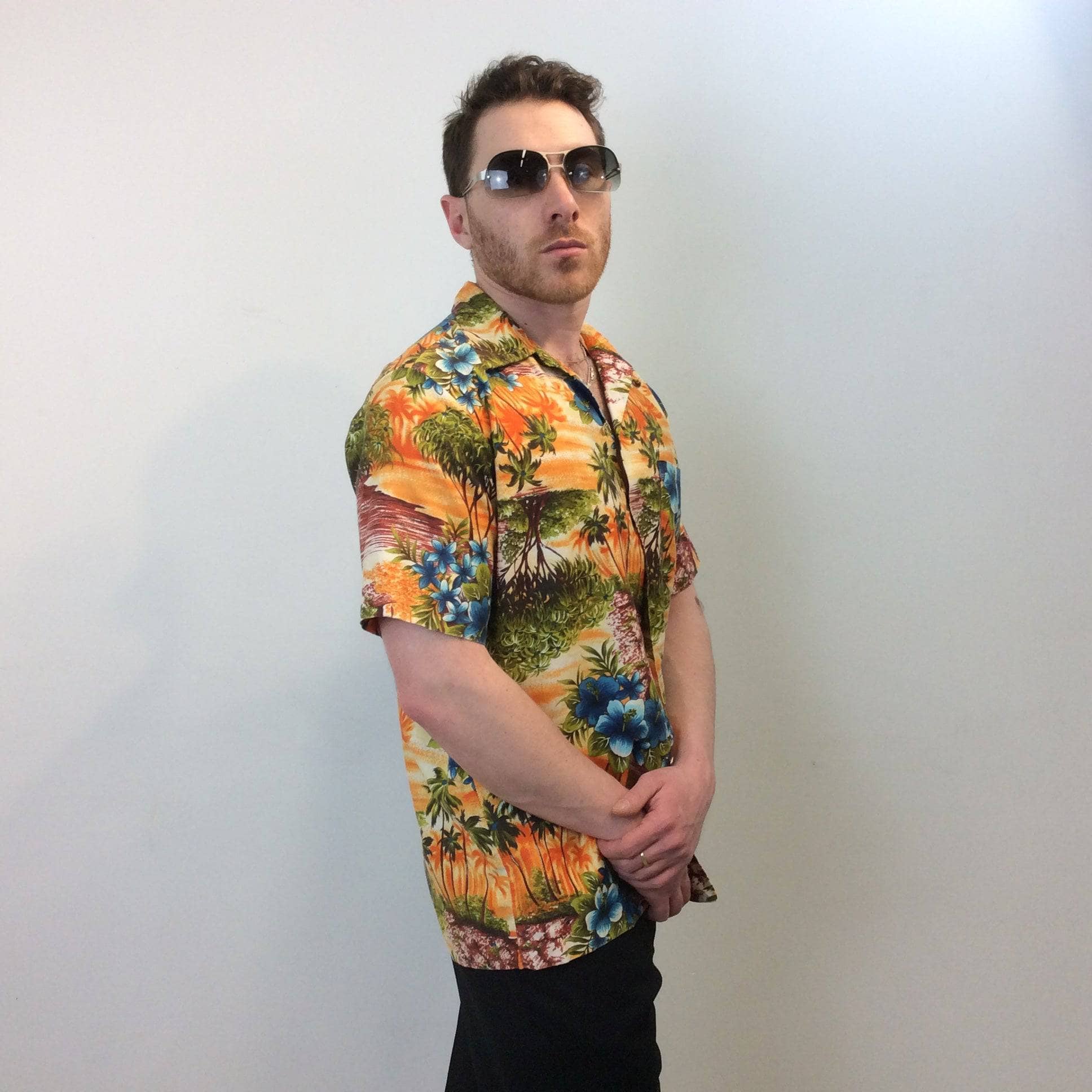 Side view of 1960s Men's Hawaiian Short-Sleeve Shirt Size Small. Sold by bohemevintage.com Montréal