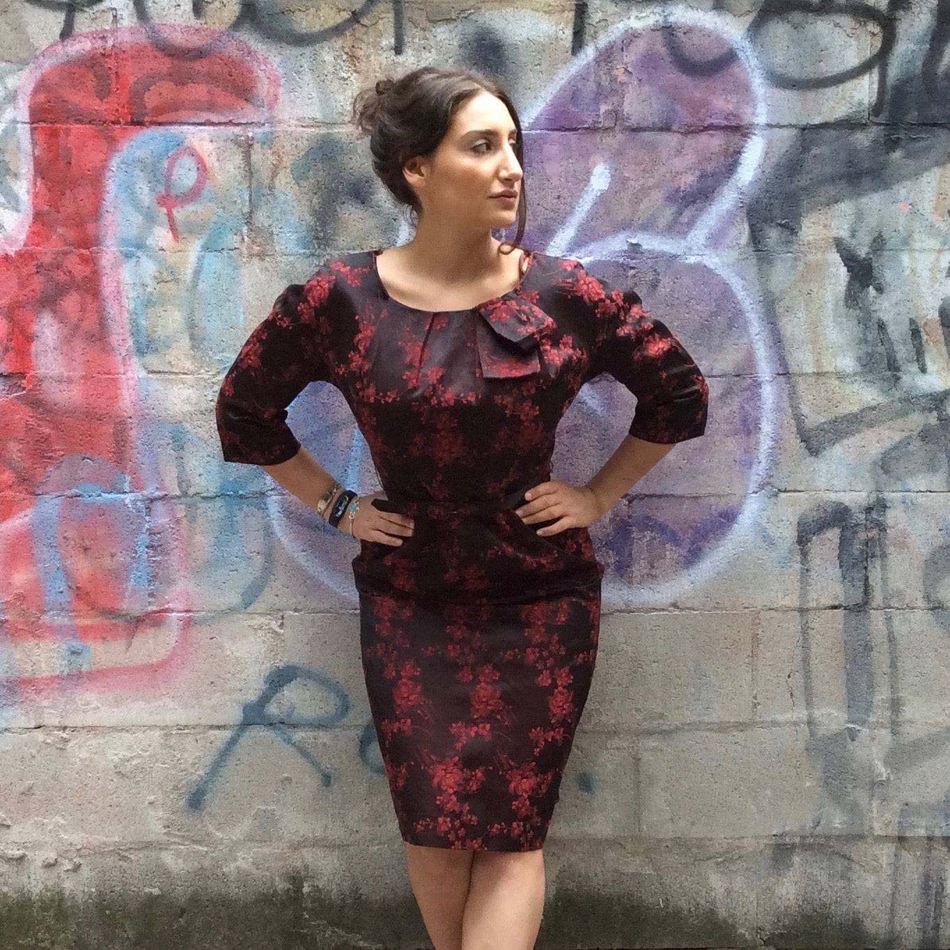 Robe de cocktail en satin fleuri rouge et noir des années 1960 Medium