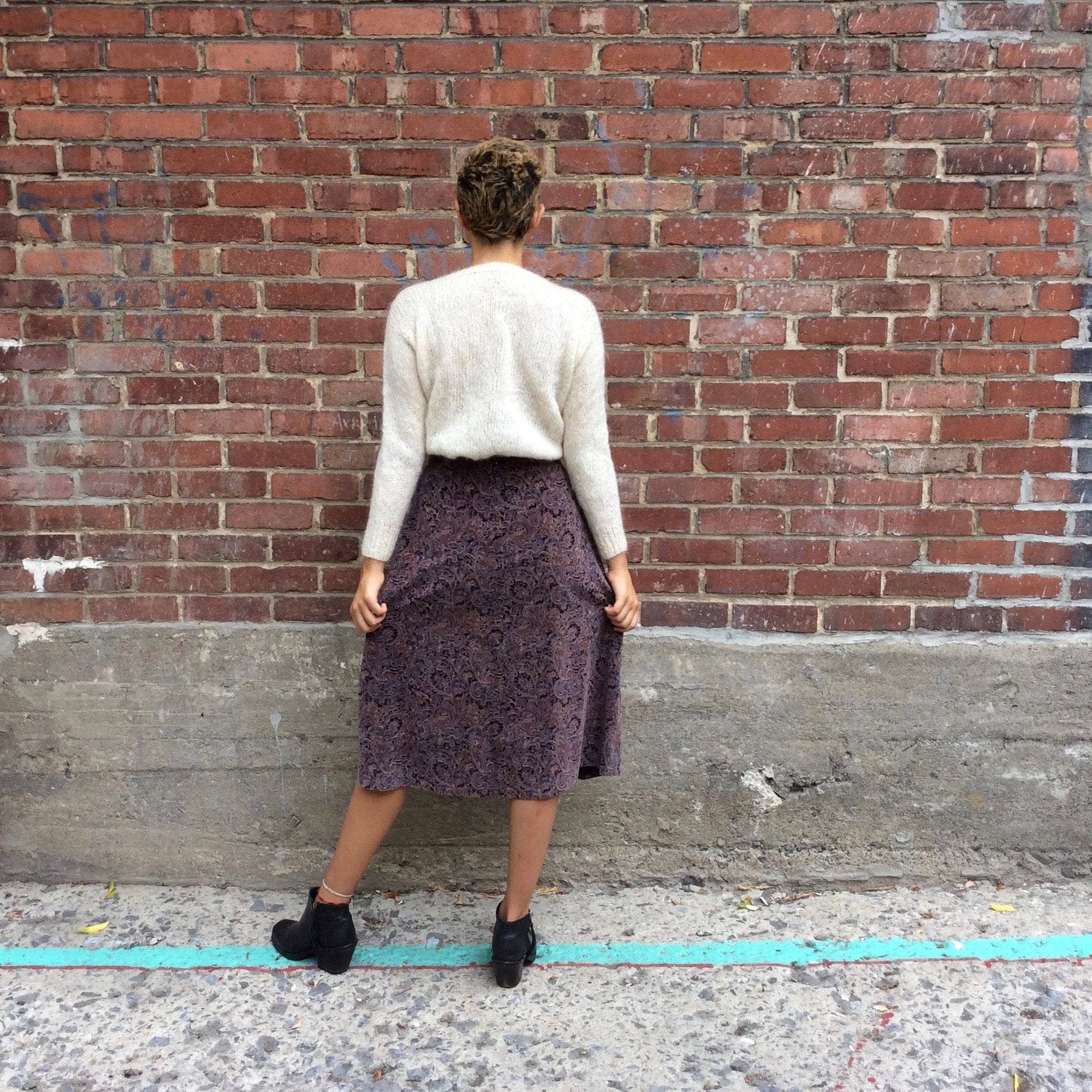 Back view of 1970s A-Line Paisley Velvet Skirt size Small-Medium sold by bohemevintage.com Montréal
