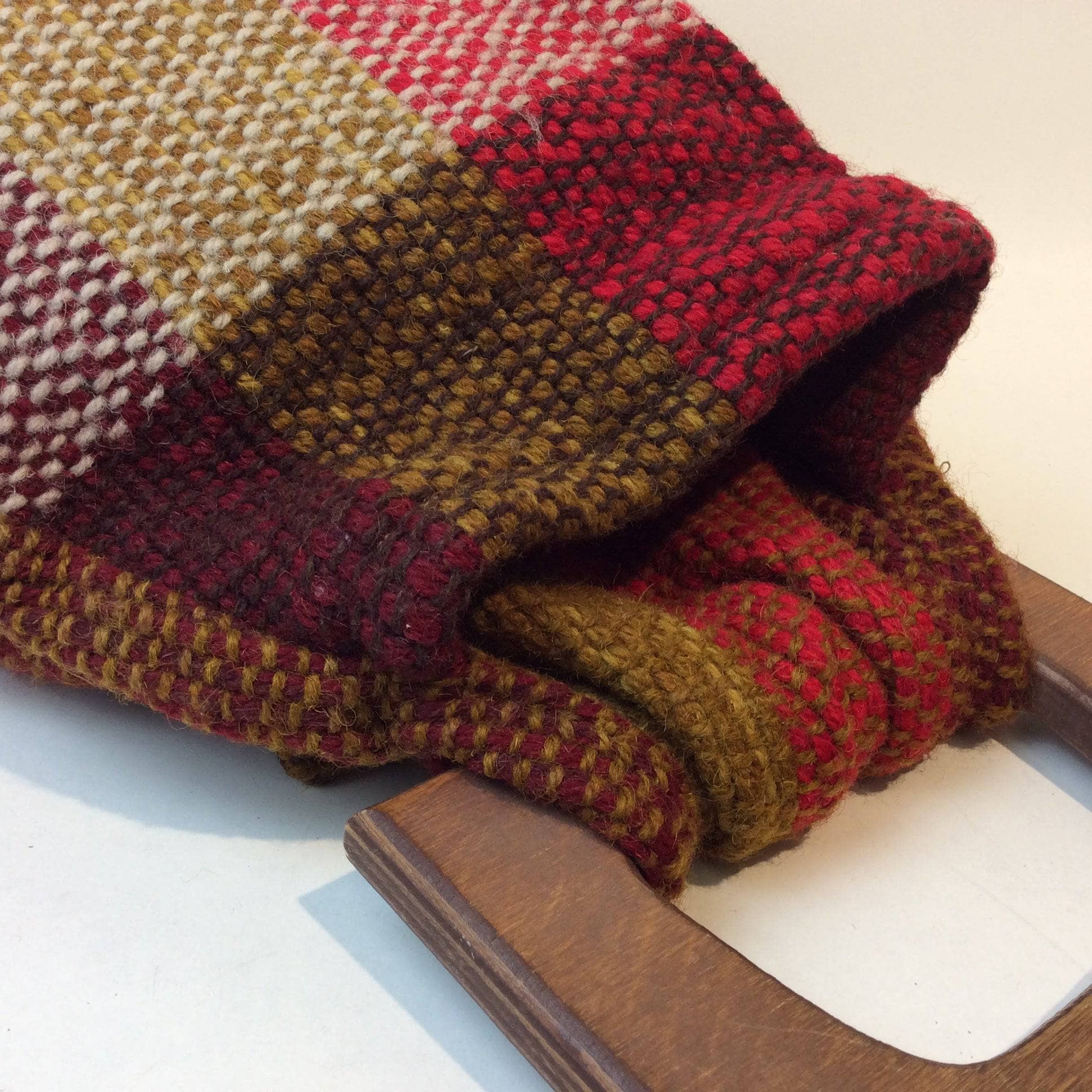 Handle close-up of 1970s Artisanal Woven Handbag with Wood Handle, sold by bohemevintage.com Montréal