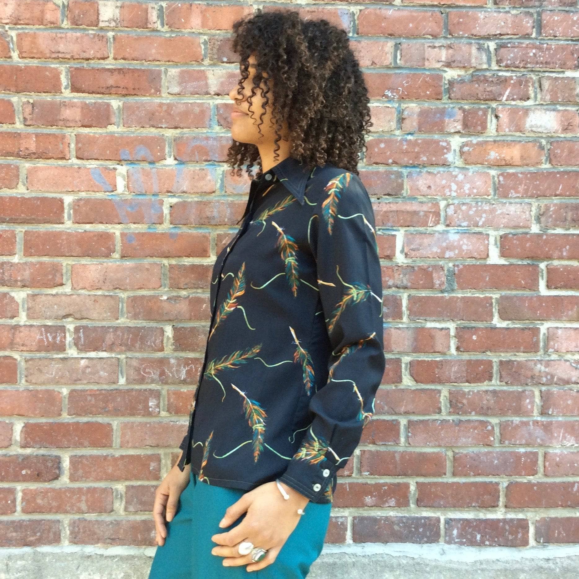 Vintage Black Feather Print Fitted Blouse from the 1970s - Boheme Vintage Montreal