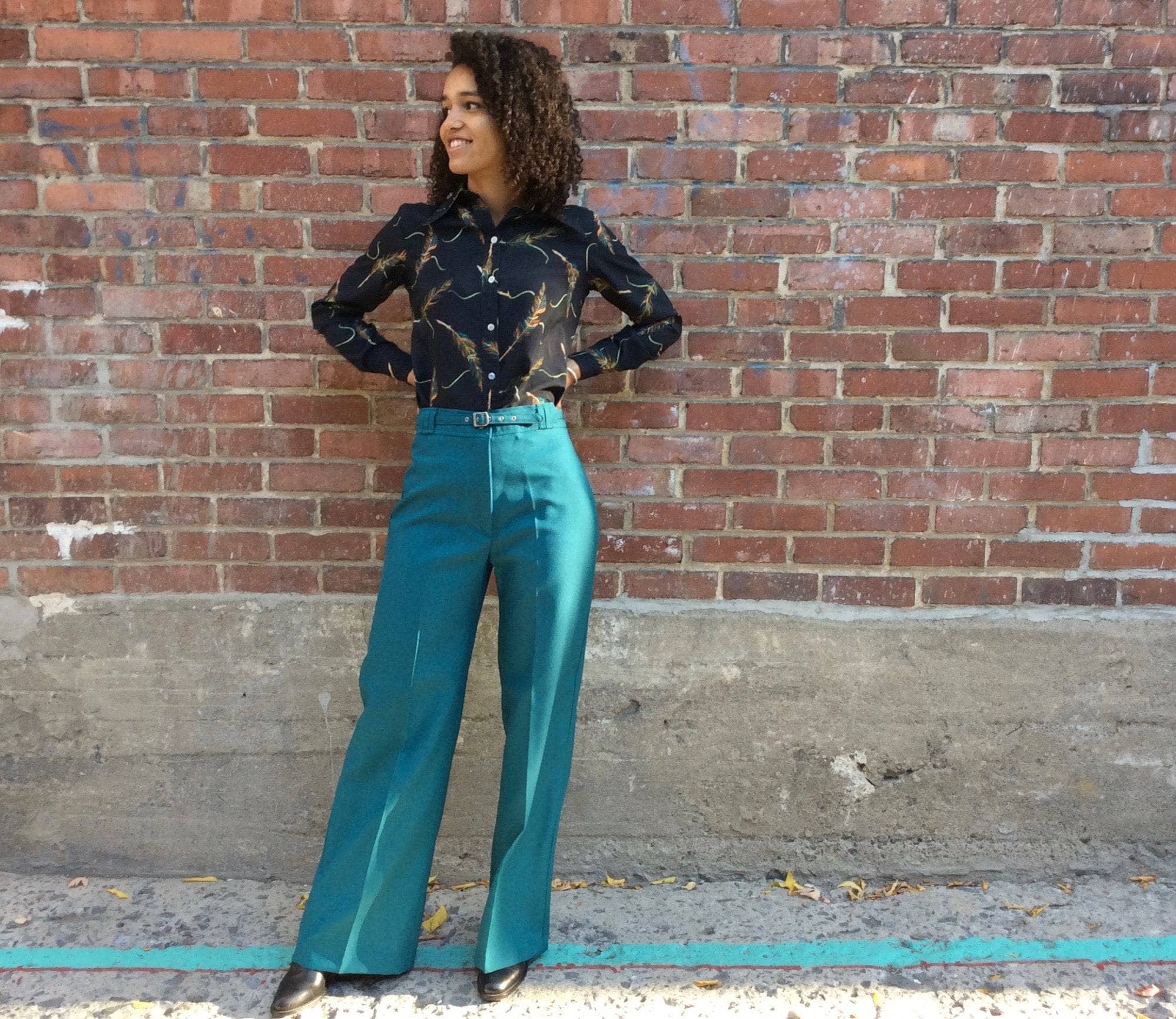 Vintage Black Feather Print Fitted Blouse from the 1970s - Boheme Vintage Montreal