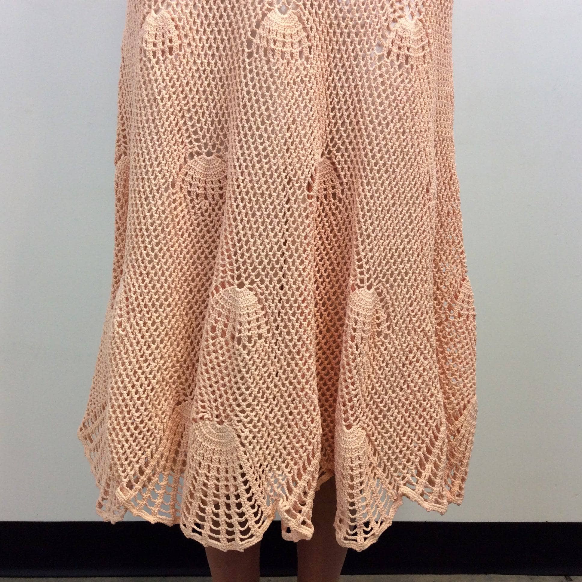 Close-up view of scalloped shape hem of 1970s Long Sleeve Crochet Mesh Midi Dress Size Small sold by bohemevintage.com Montreal