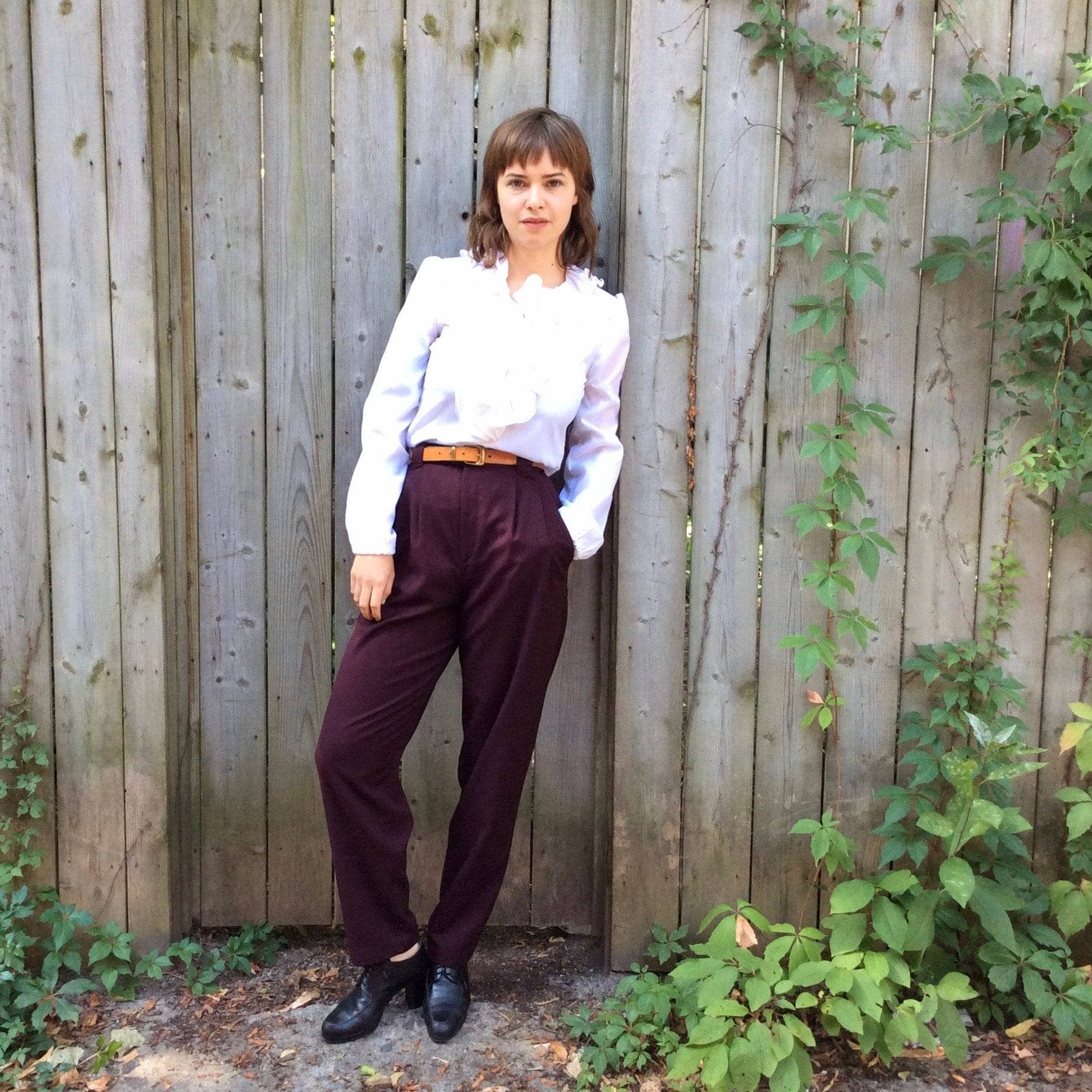 1980s Women's High waist Pleated tapered leg burgundy pants size small sold by bohemevintage.com